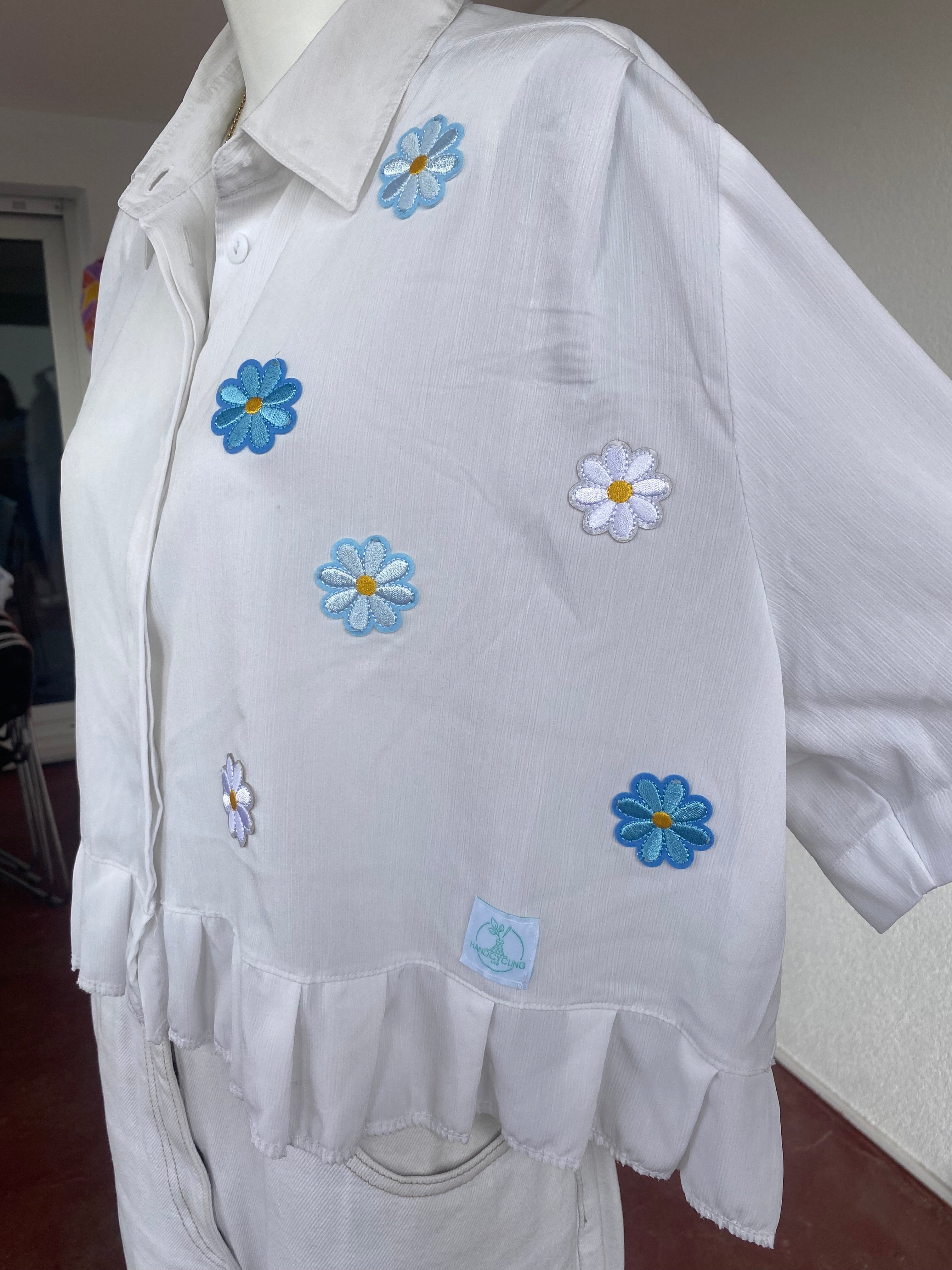 Froufrou • T. 38 à 46 • Chemise crop top blanche à fleurs bleues