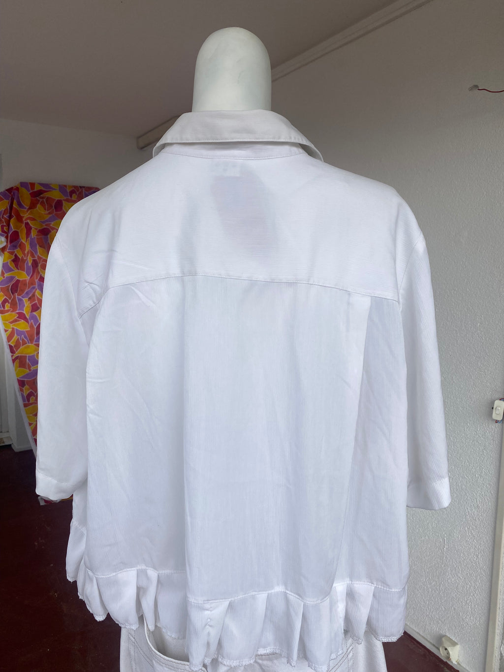 Froufrou • T. 38 à 46 • Chemise crop top blanche à fleurs bleues