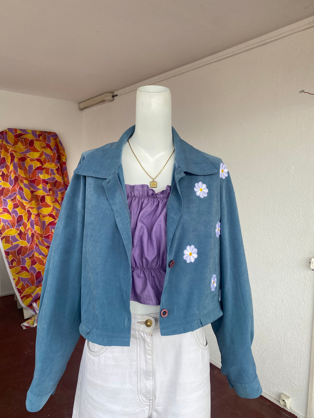 .Cropped Jacket • T. 36 à 44 • Surchemise veste courte bleu avec fleurs blanches