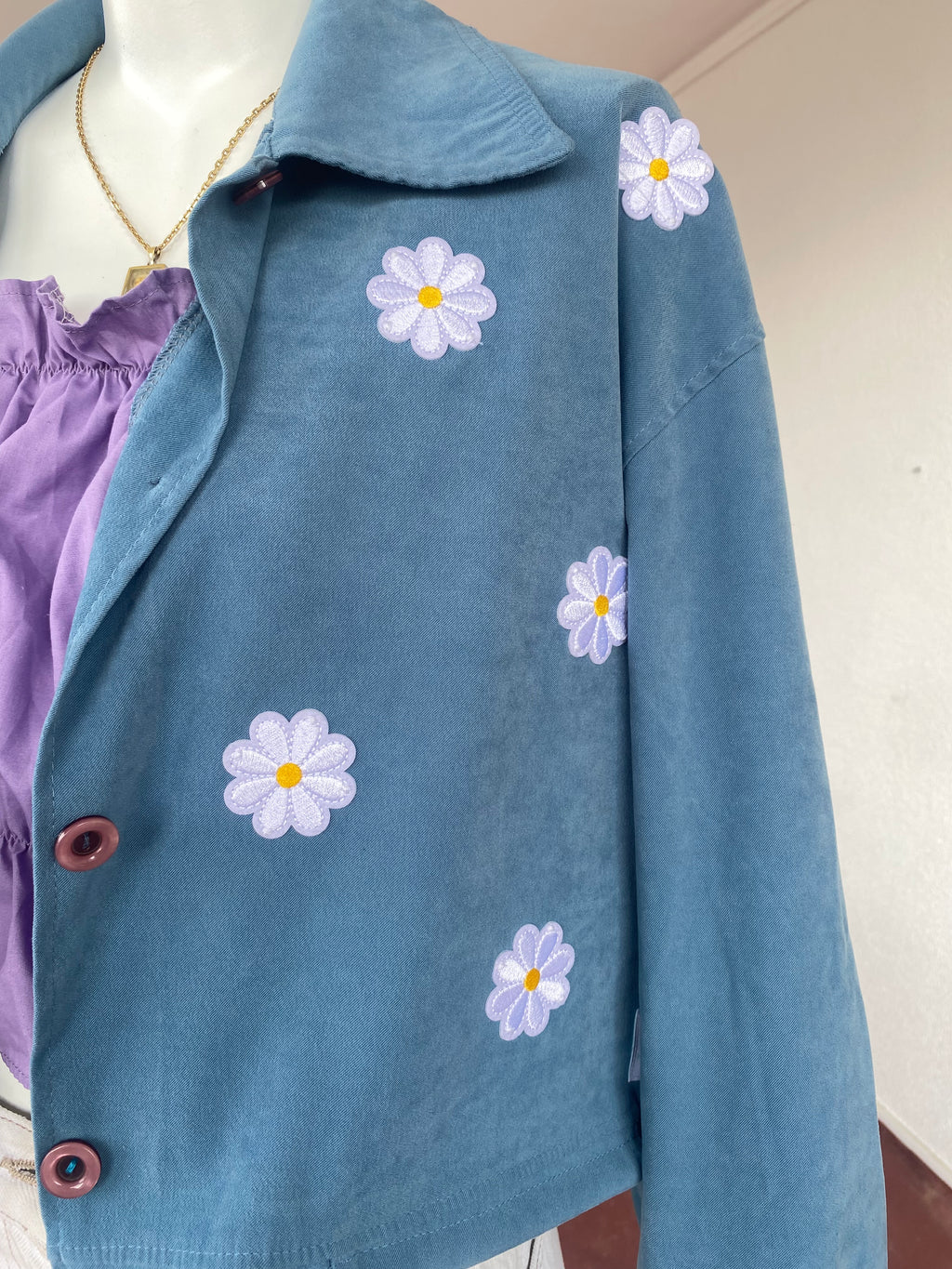.Cropped Jacket • T. 36 à 44 • Surchemise veste courte bleu avec fleurs blanches