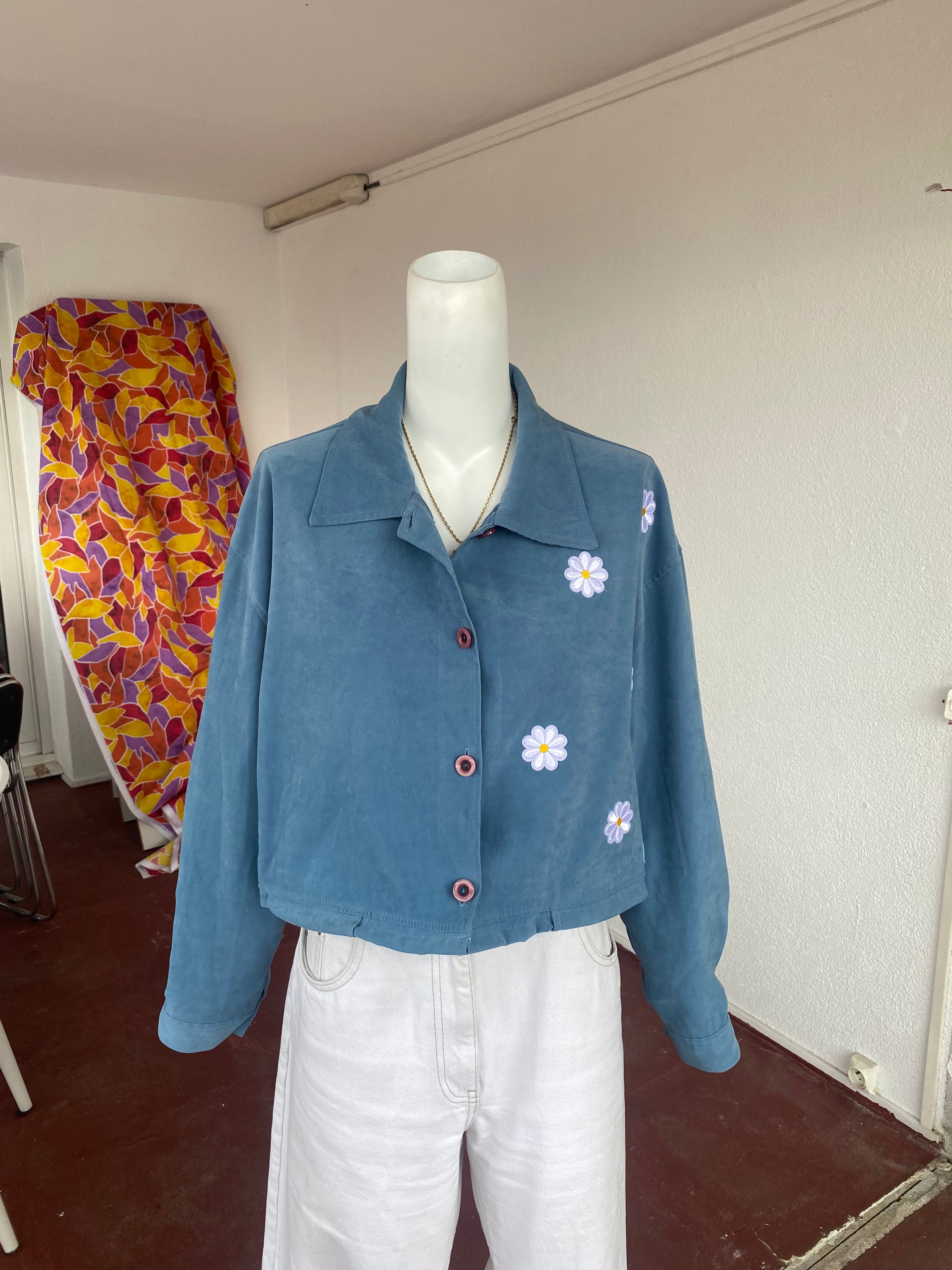 .Cropped Jacket • T. 36 à 44 • Surchemise veste courte bleu avec fleurs blanches