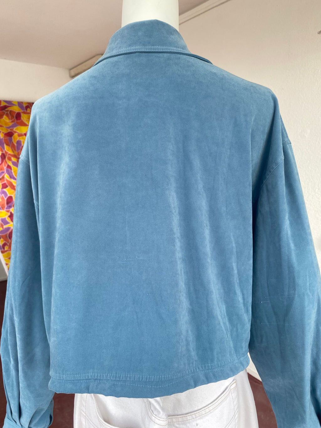 .Cropped Jacket • T. 36 à 44 • Surchemise veste courte bleu avec fleurs blanches