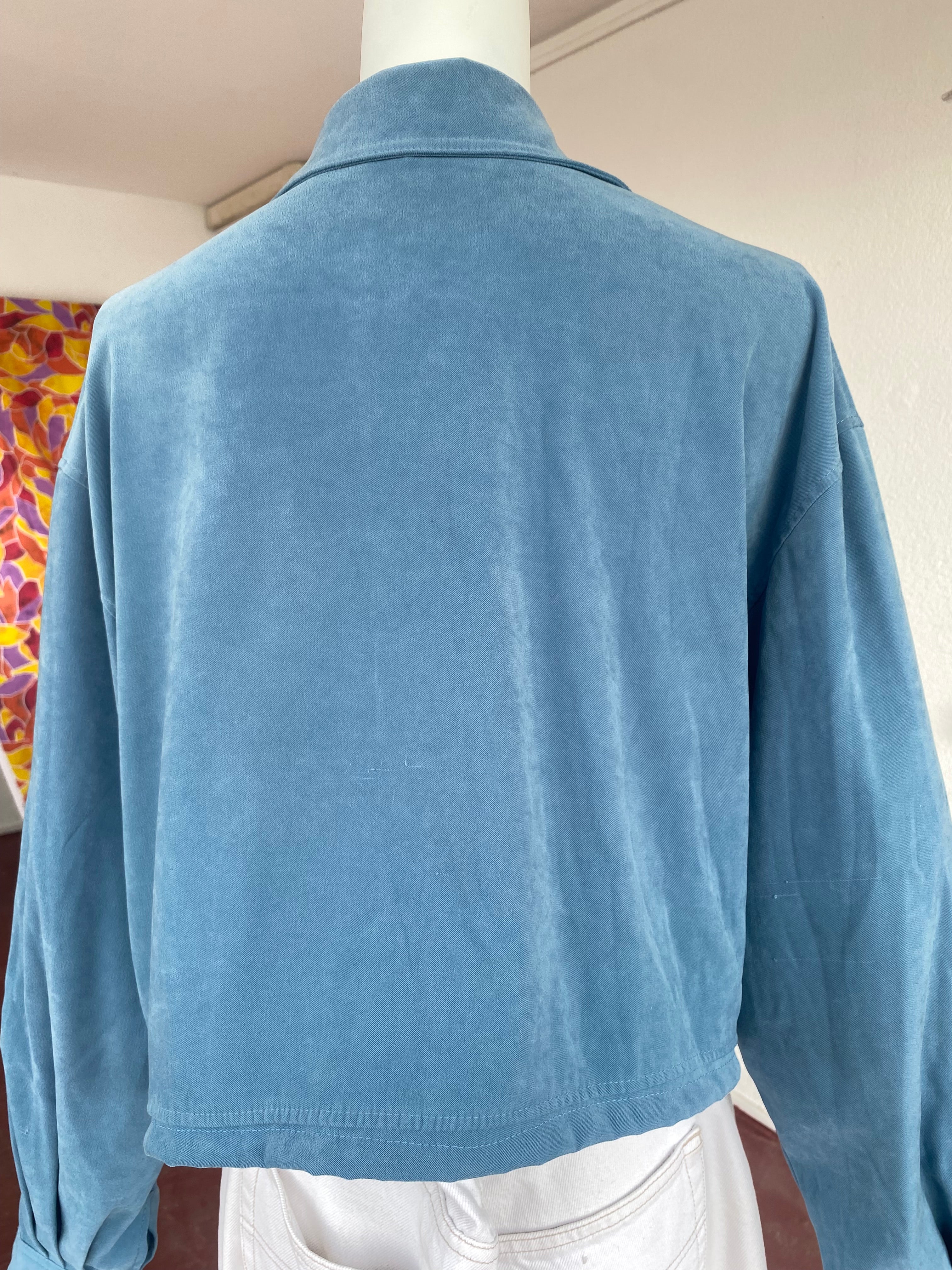 .Cropped Jacket • T. 36 à 44 • Surchemise veste courte bleu avec fleurs blanches