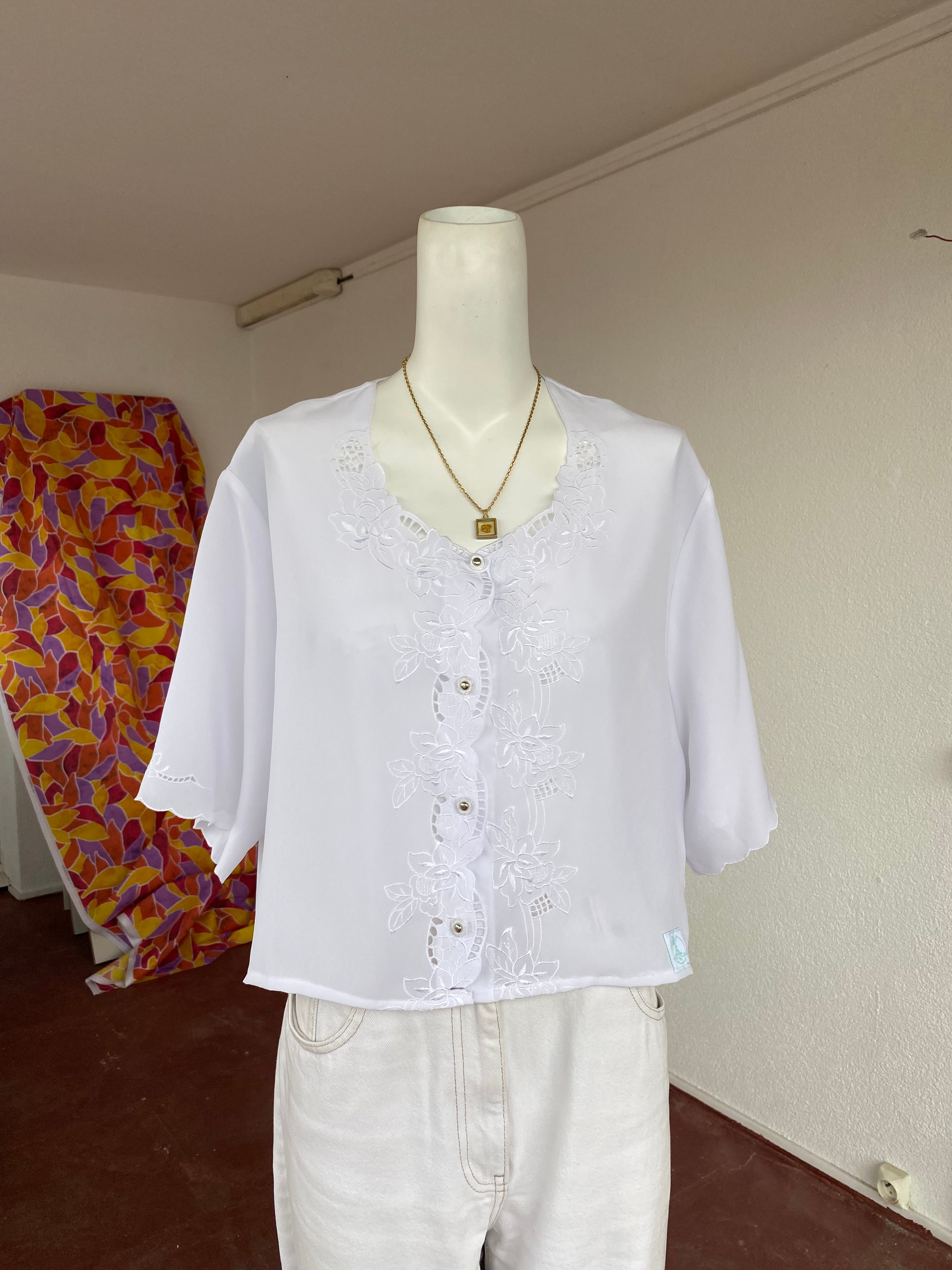 Cropped • T. 42  à 46  • Chemise crop top blanche broderies fleurs