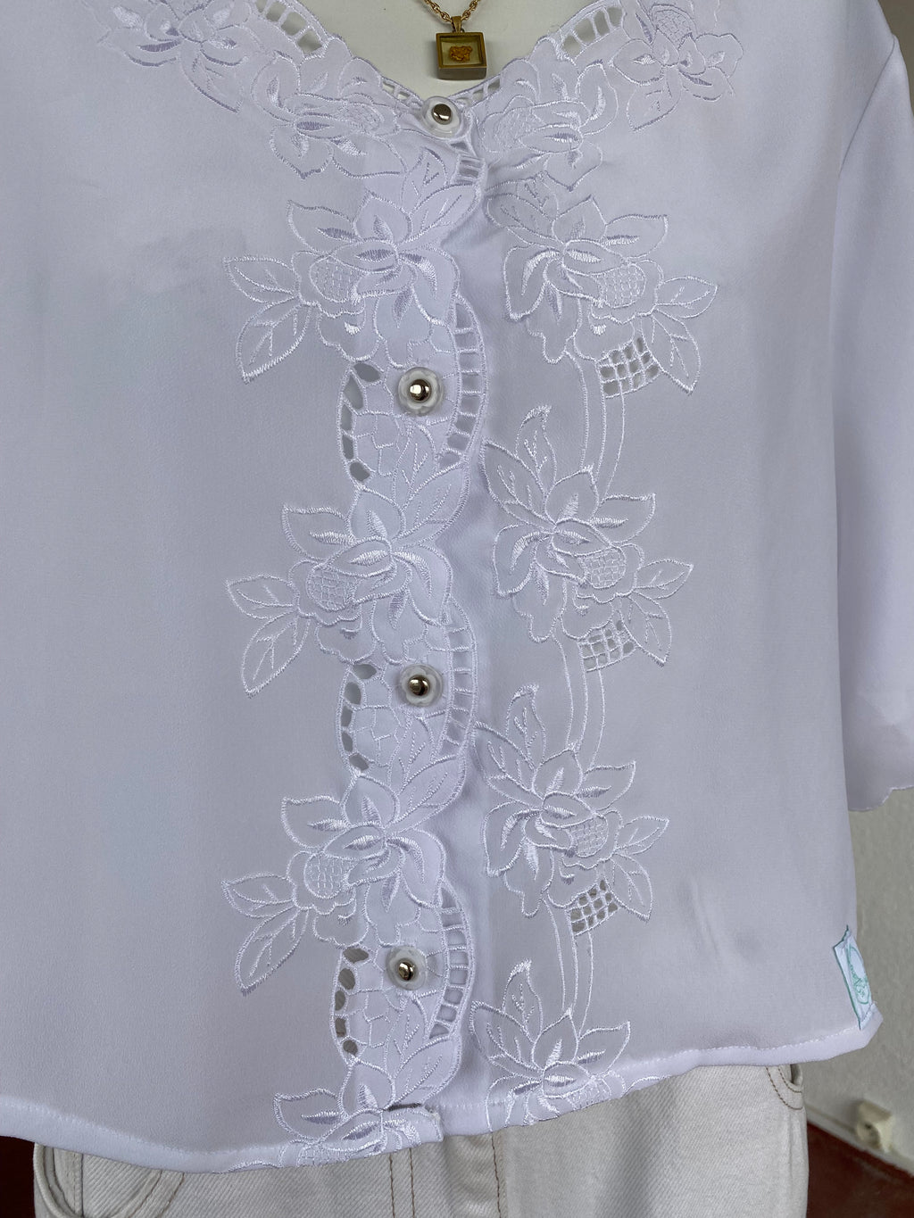 Cropped • T. 42  à 46  • Chemise crop top blanche broderies fleurs