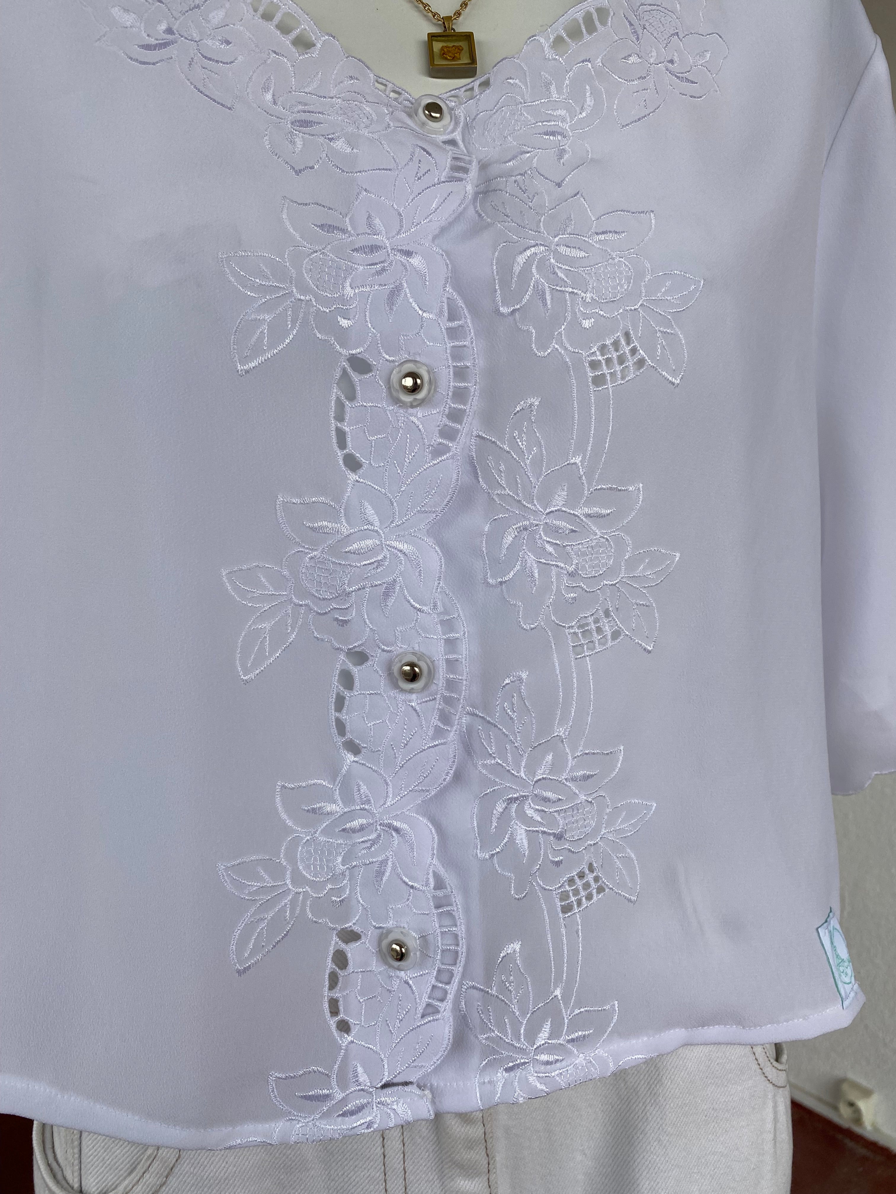 Cropped • T. 42  à 46  • Chemise crop top blanche broderies fleurs