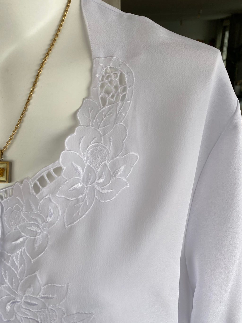 Cropped • T. 42  à 46  • Chemise crop top blanche broderies fleurs