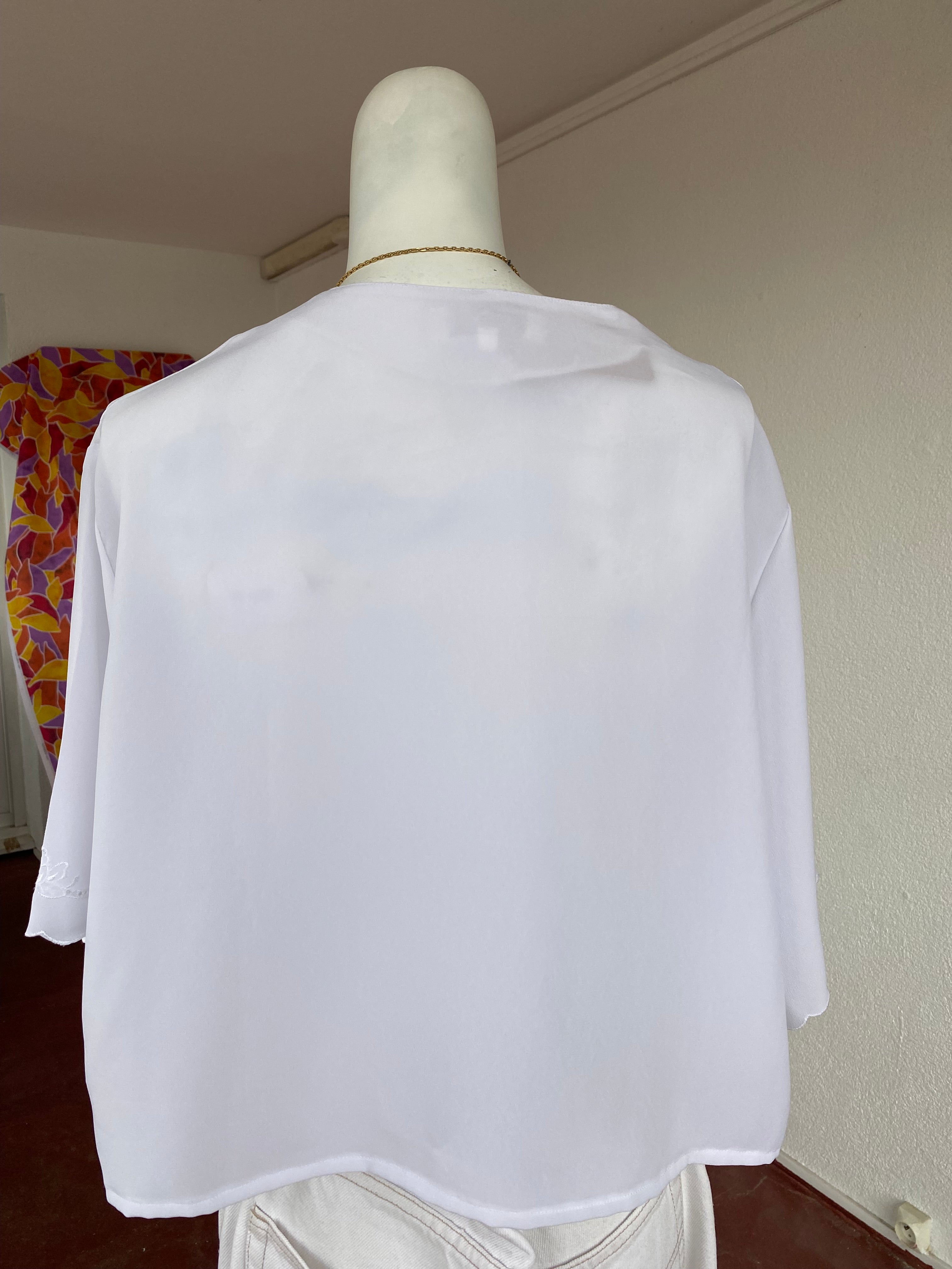 Cropped • T. 42  à 46  • Chemise crop top blanche broderies fleurs