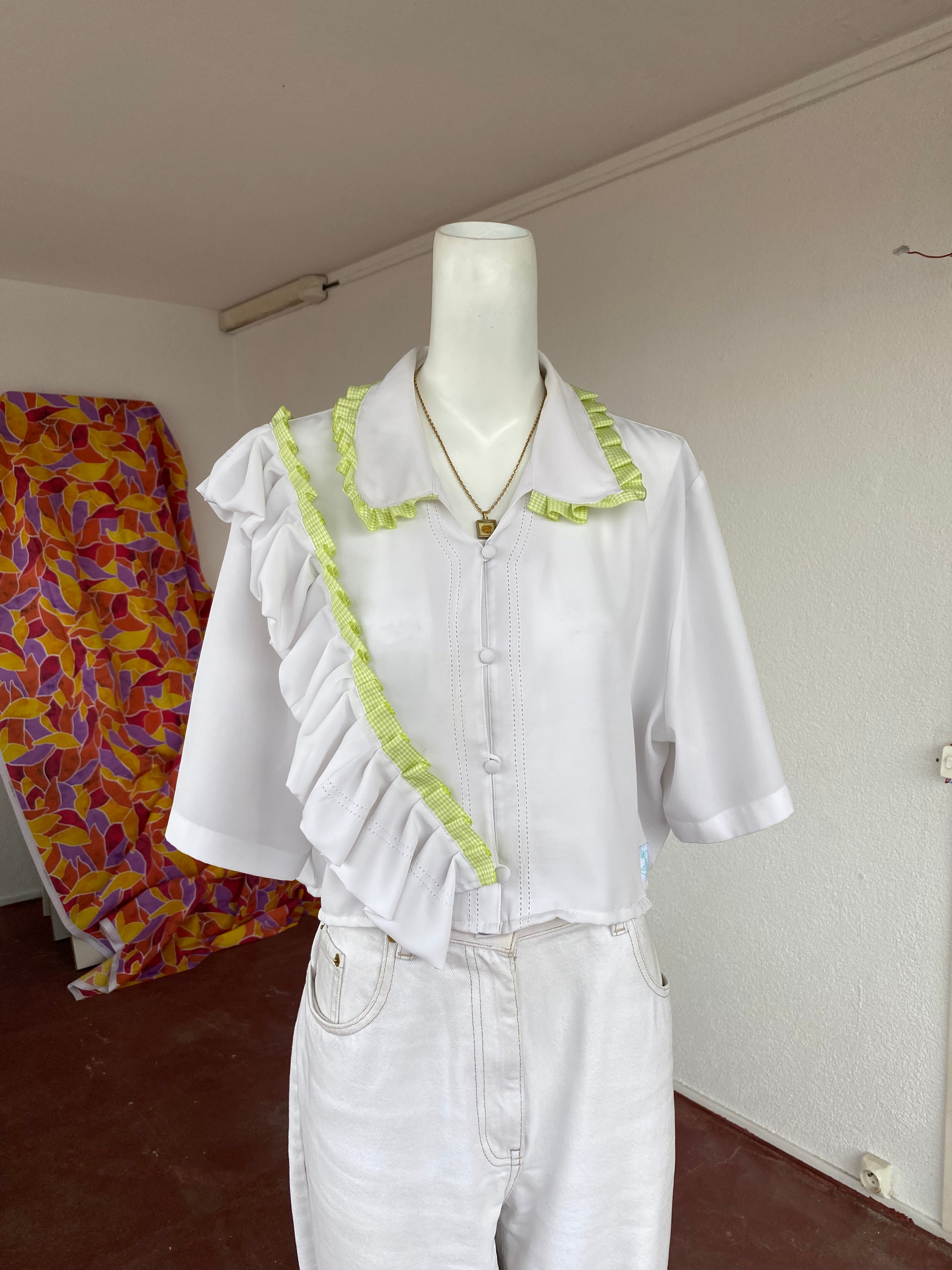 Cropped • T. 36 à 40 • Chemise courte blanche avec des broderies & ruban vert