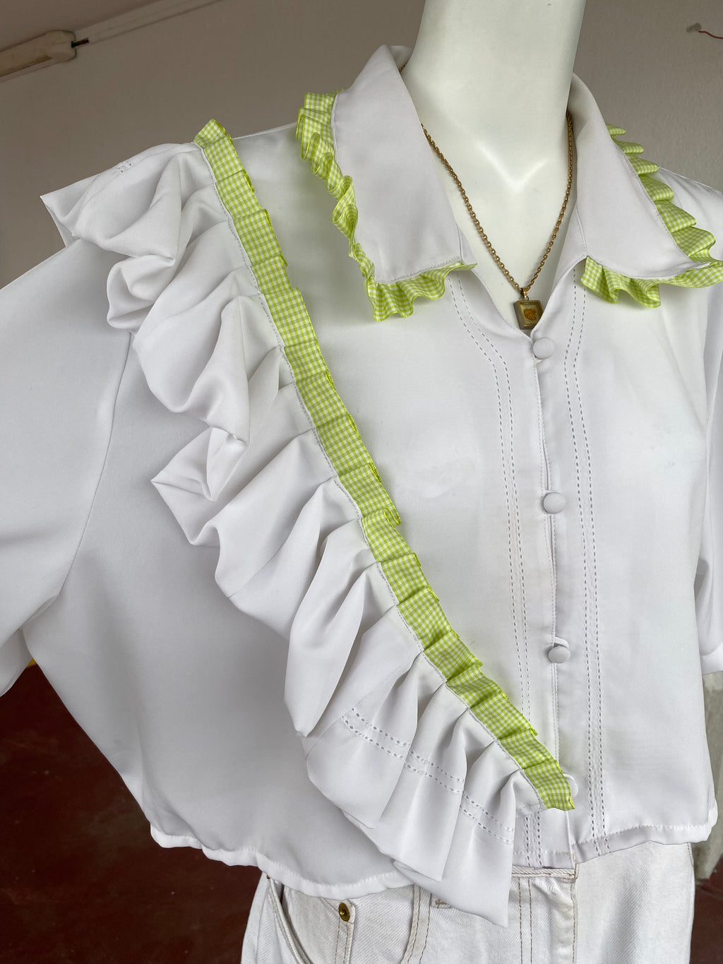 Cropped • T. 36 à 40 • Chemise courte blanche avec des broderies & ruban vert