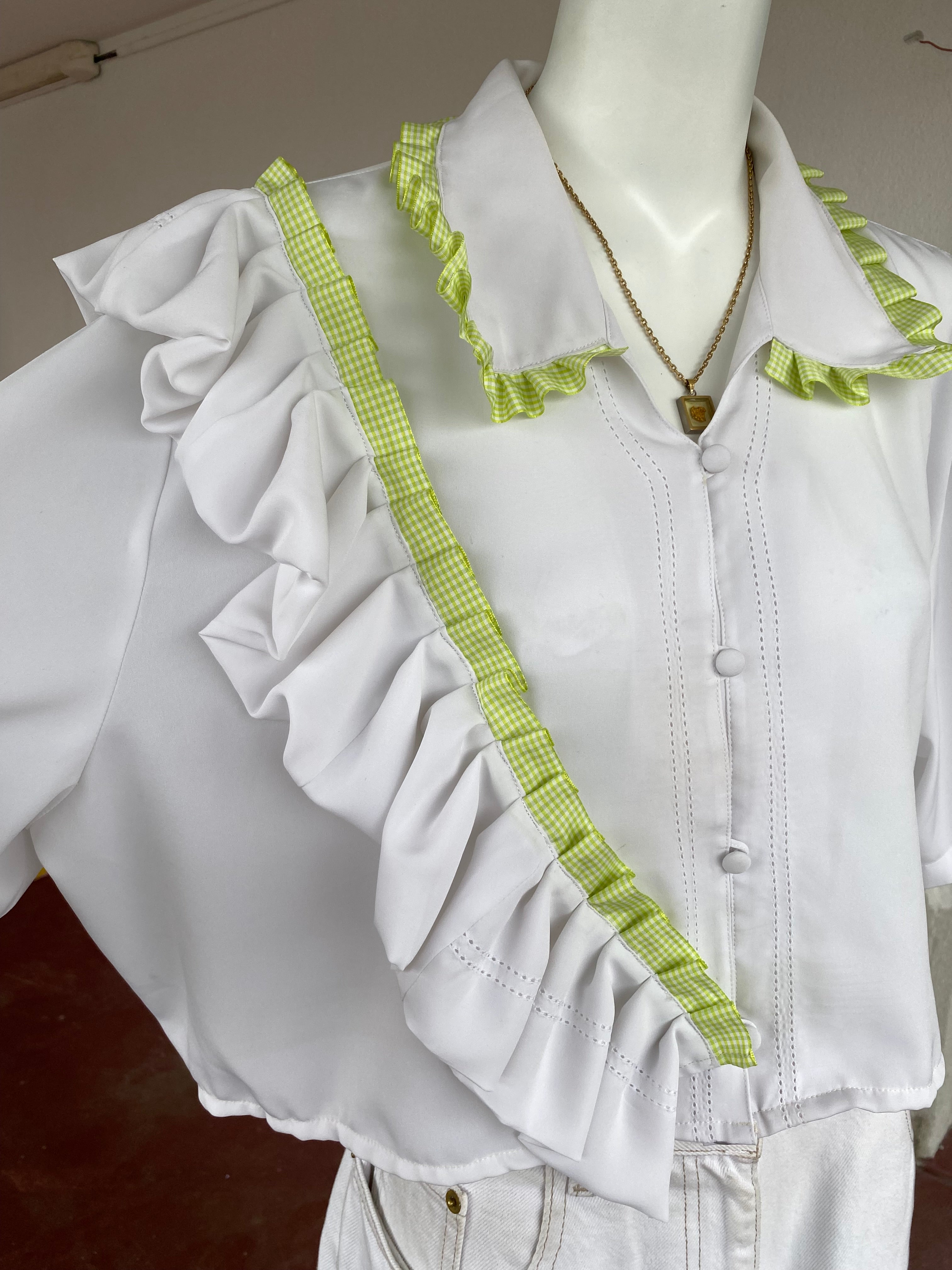 Cropped • T. 36 à 40 • Chemise courte blanche avec des broderies & ruban vert