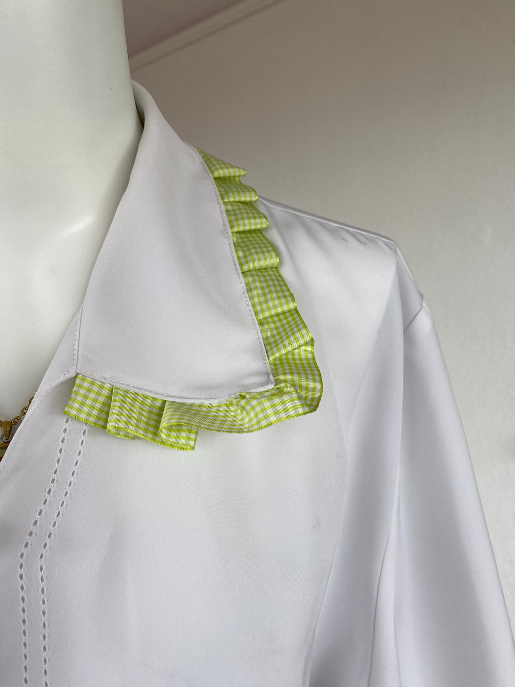 Cropped • T. 36 à 40 • Chemise courte blanche avec des broderies & ruban vert
