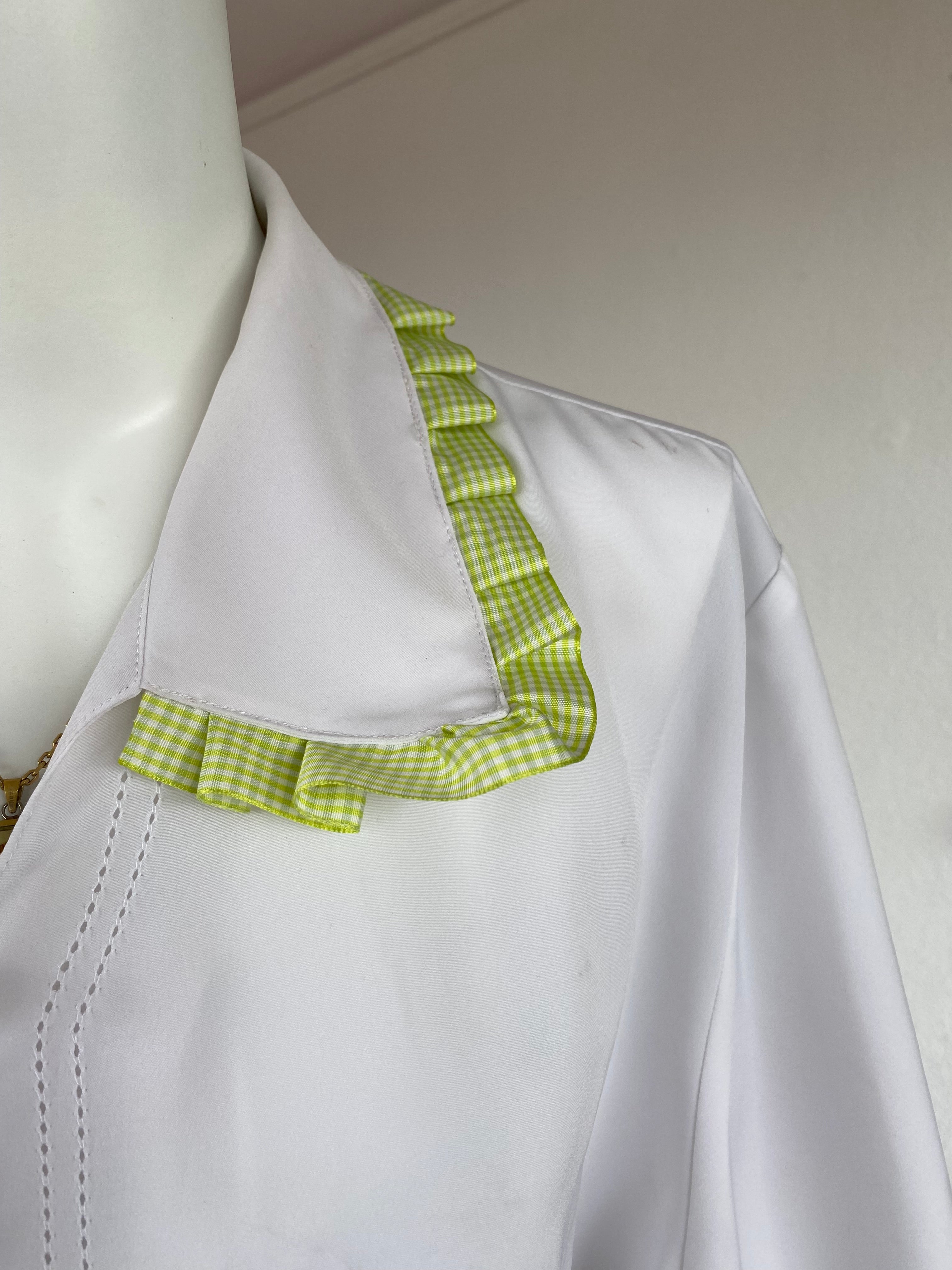 Cropped • T. 36 à 40 • Chemise courte blanche avec des broderies & ruban vert