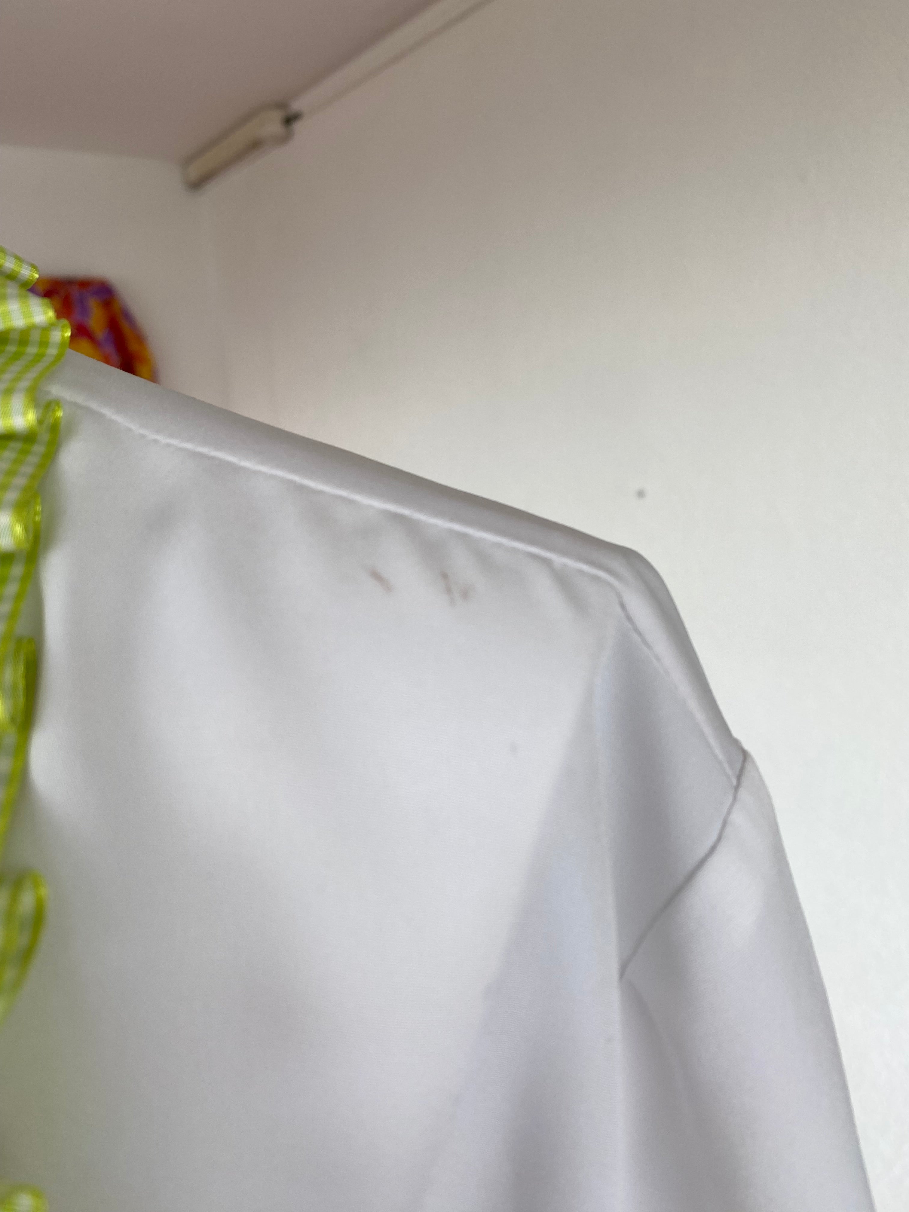 Cropped • T. 36 à 40 • Chemise courte blanche avec des broderies & ruban vert