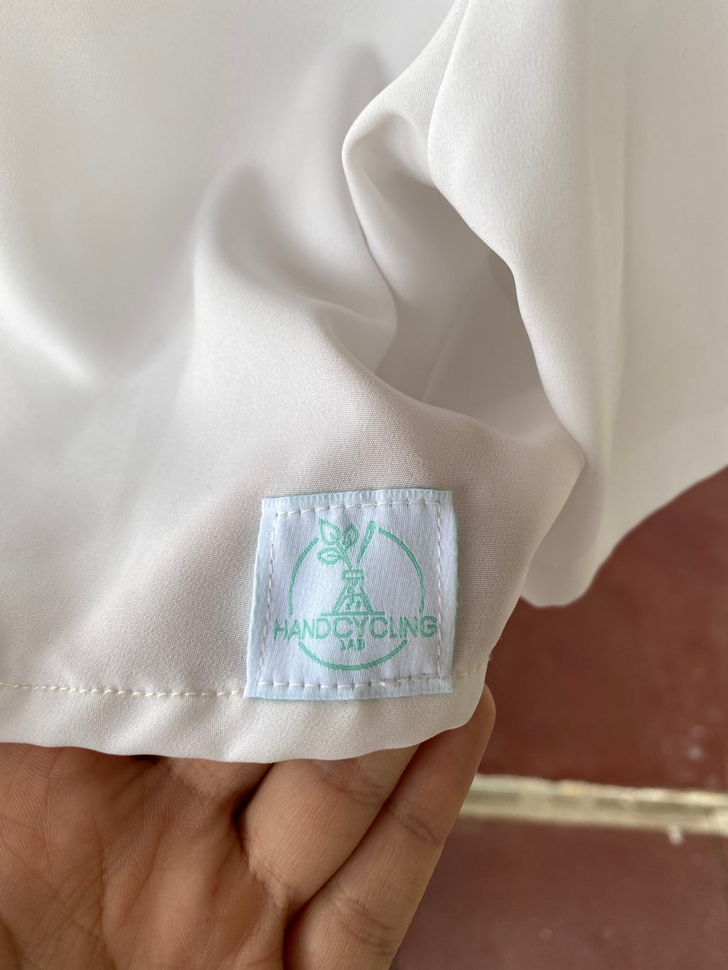 Cropped • T. 36 à 40 • Chemise courte blanche avec des broderies & ruban vert