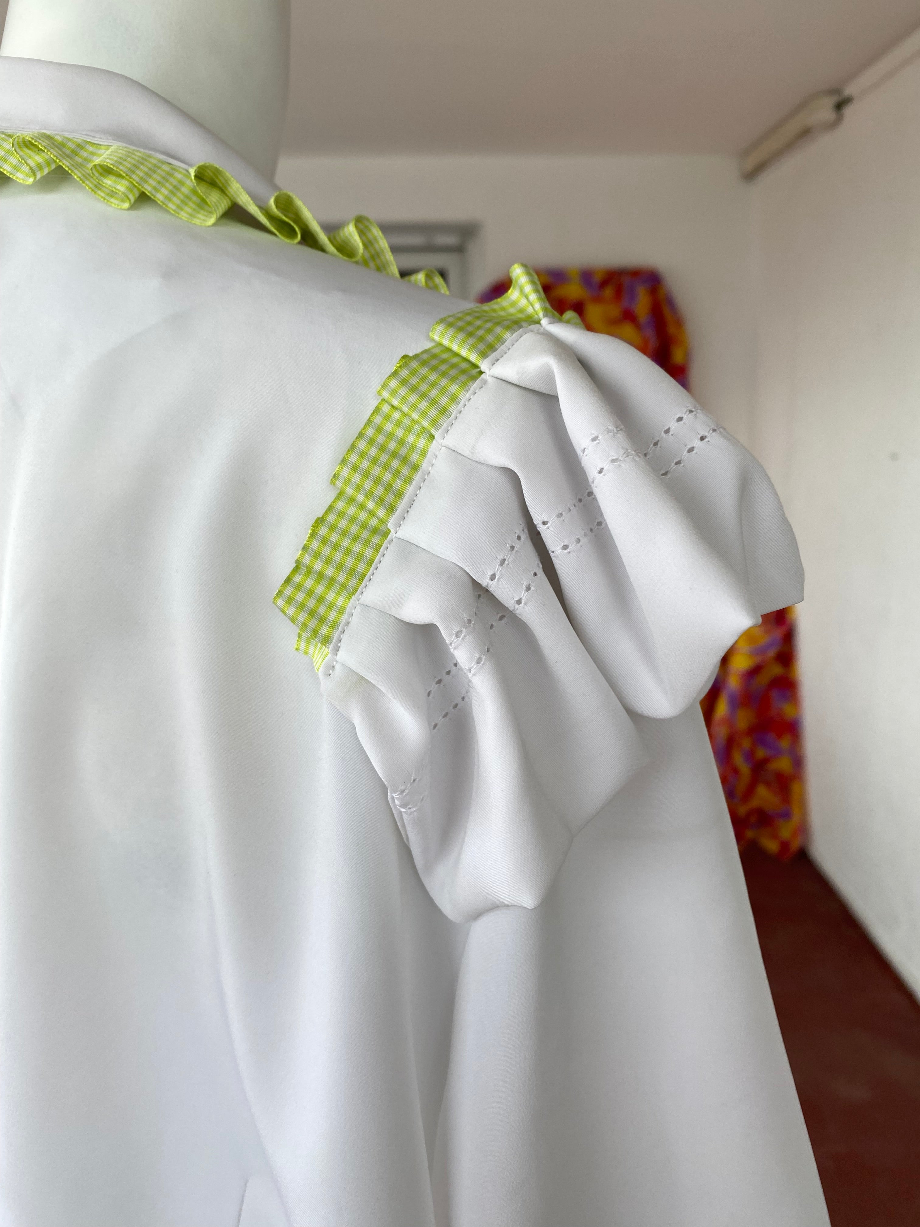 Cropped • T. 36 à 40 • Chemise courte blanche avec des broderies & ruban vert