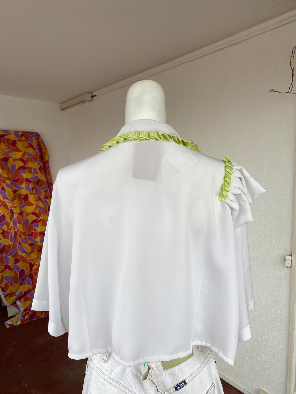 Cropped • T. 36 à 40 • Chemise courte blanche avec des broderies & ruban vert