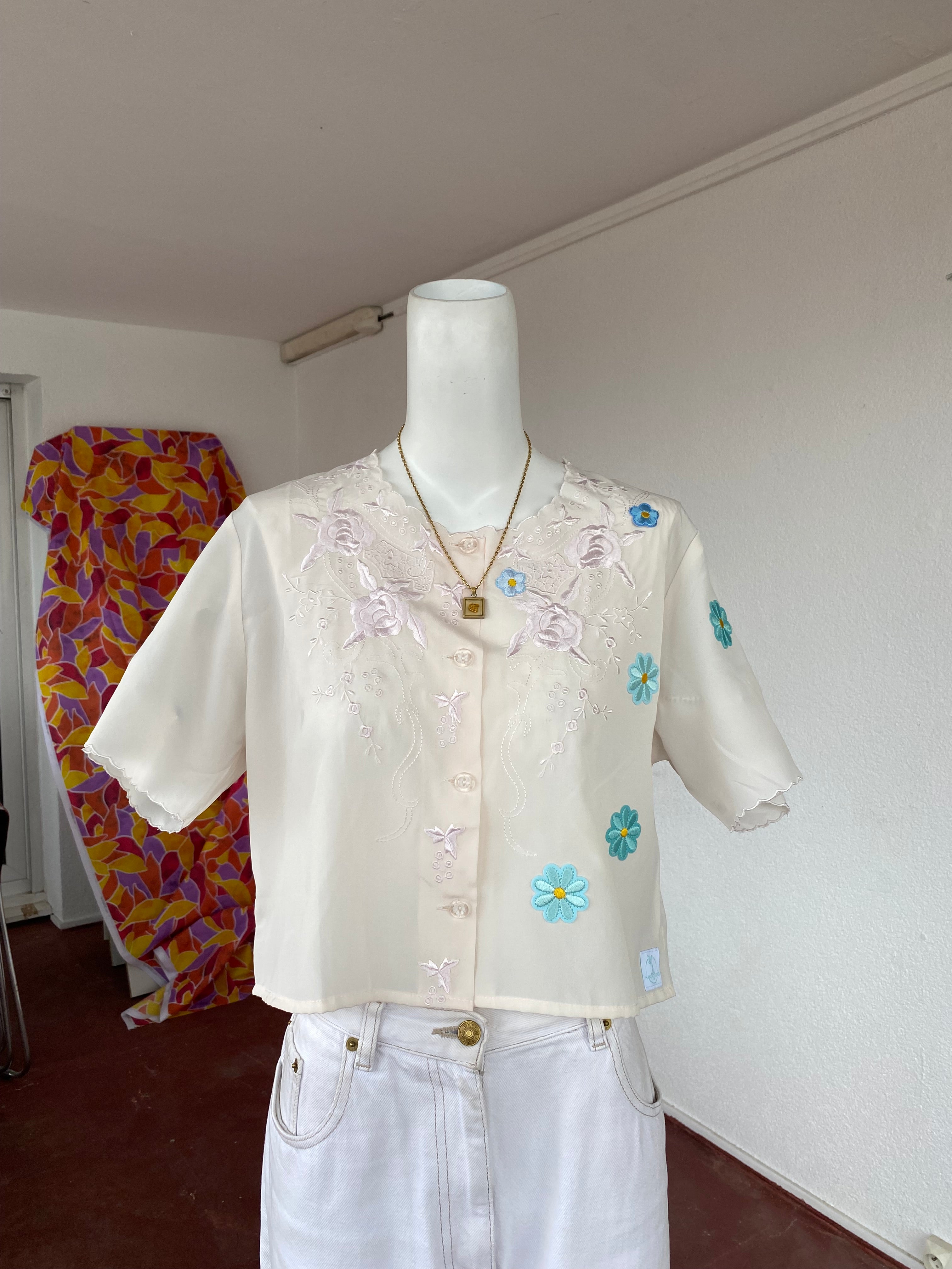 Cropped • T.34 à 38 • Chemise crop top blanche avec broderies rose claires et fleurs bleues