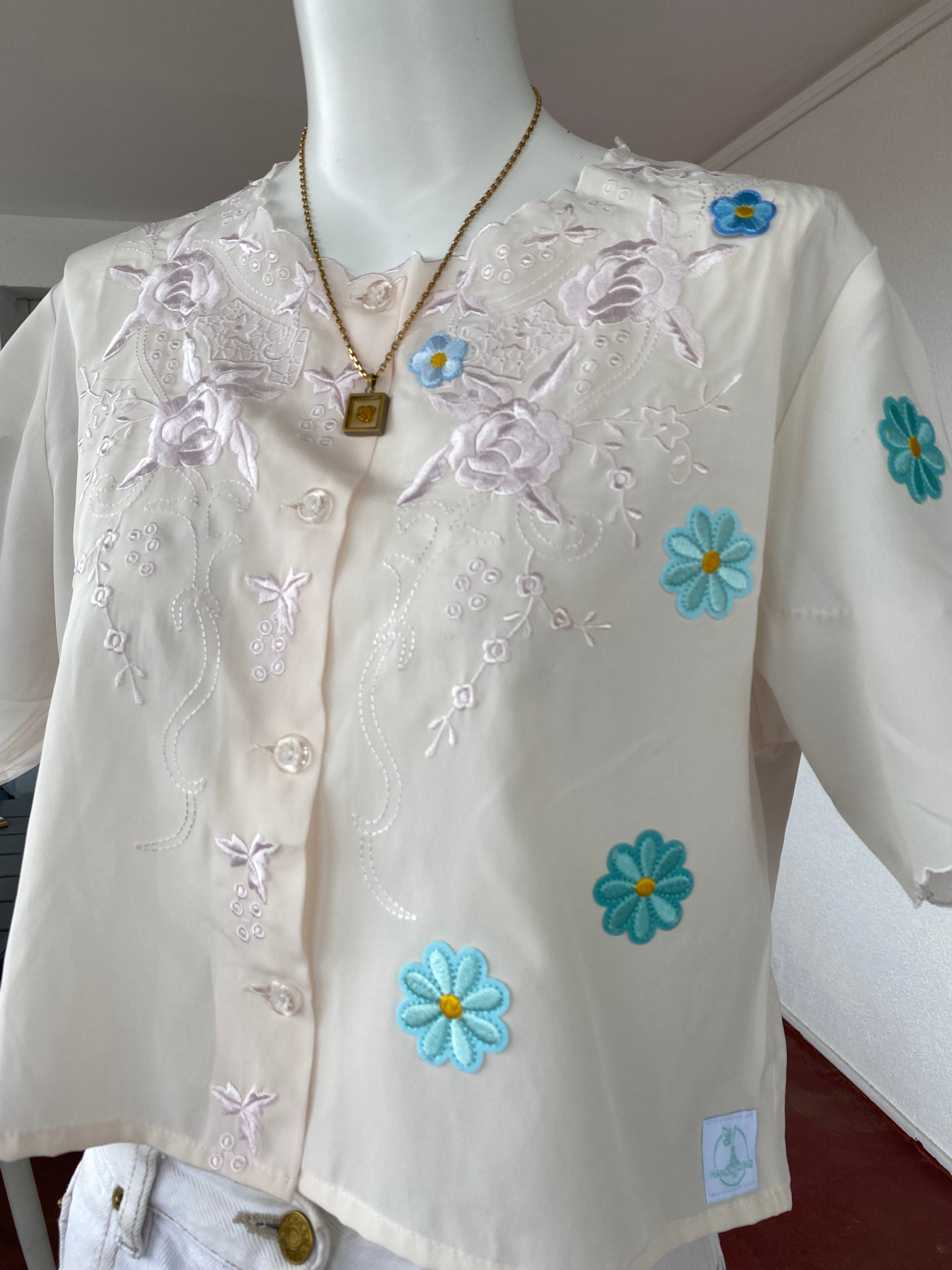 Cropped • T.34 à 38 • Chemise crop top blanche avec broderies rose claires et fleurs bleues