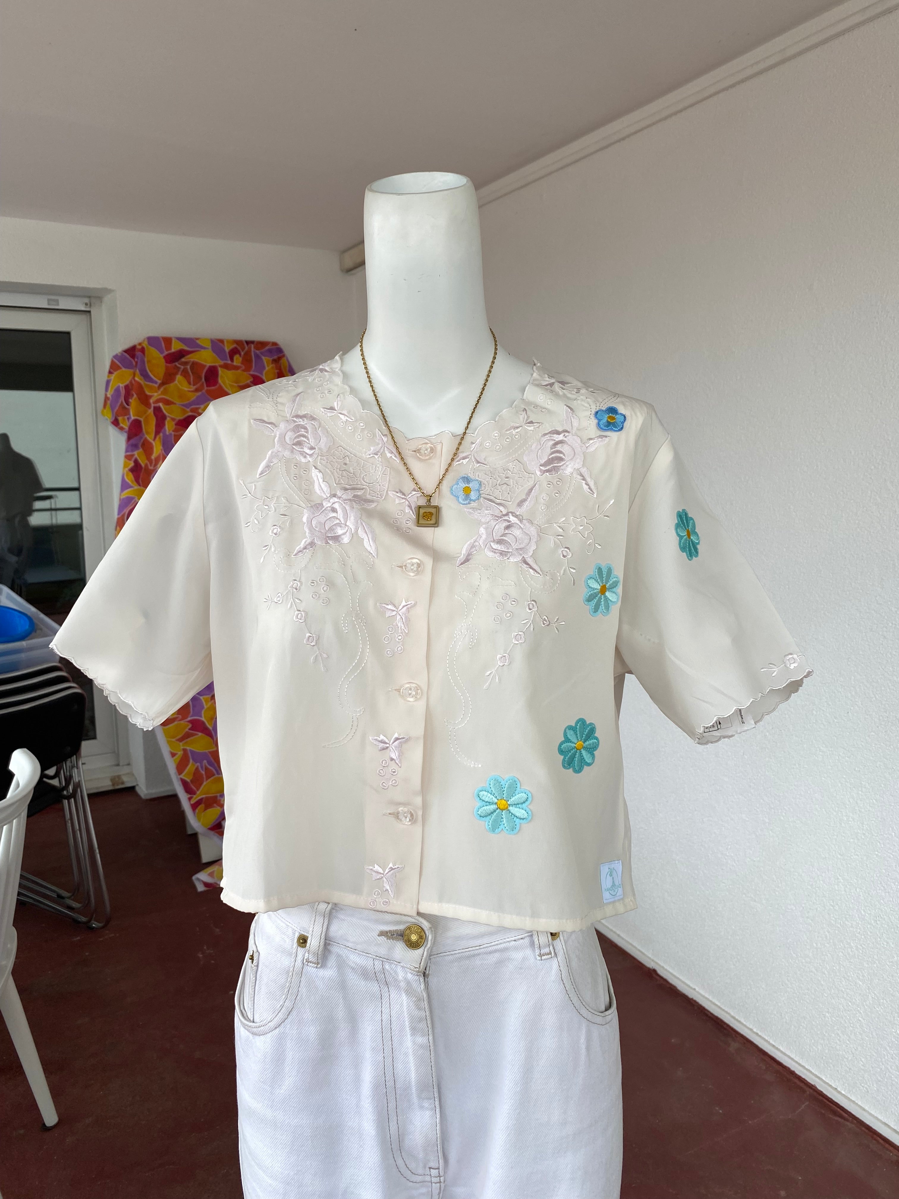 Cropped • T.34 à 38 • Chemise crop top blanche avec broderies rose claires et fleurs bleues