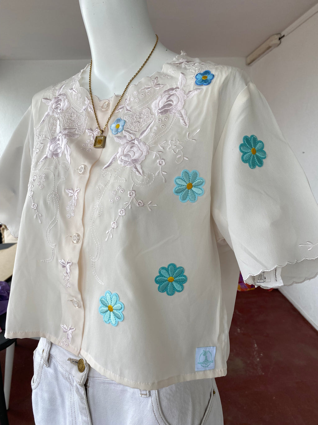 Cropped • T.34 à 38 • Chemise crop top blanche avec broderies rose claires et fleurs bleues