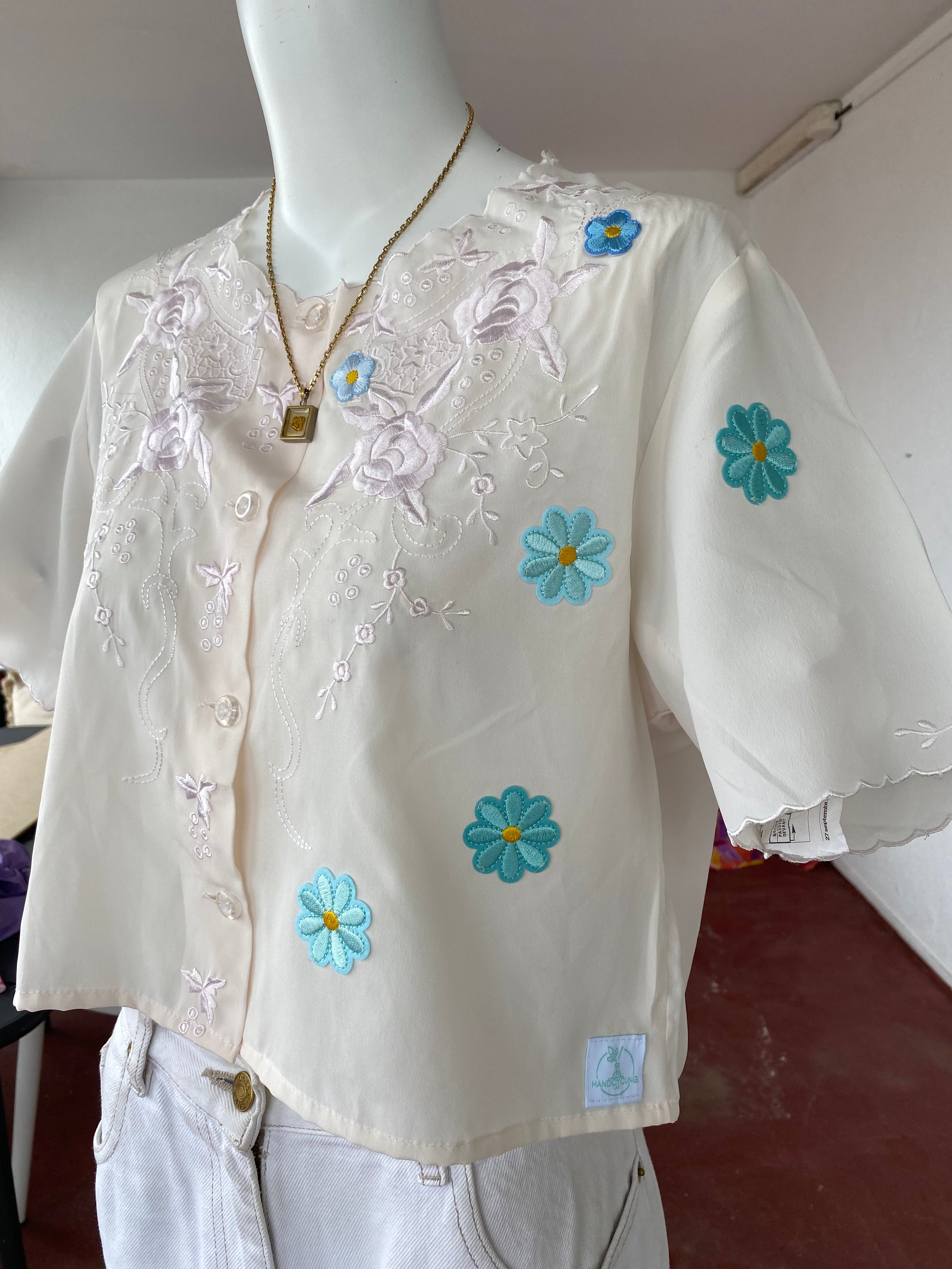 Cropped • T.34 à 38 • Chemise crop top blanche avec broderies rose claires et fleurs bleues