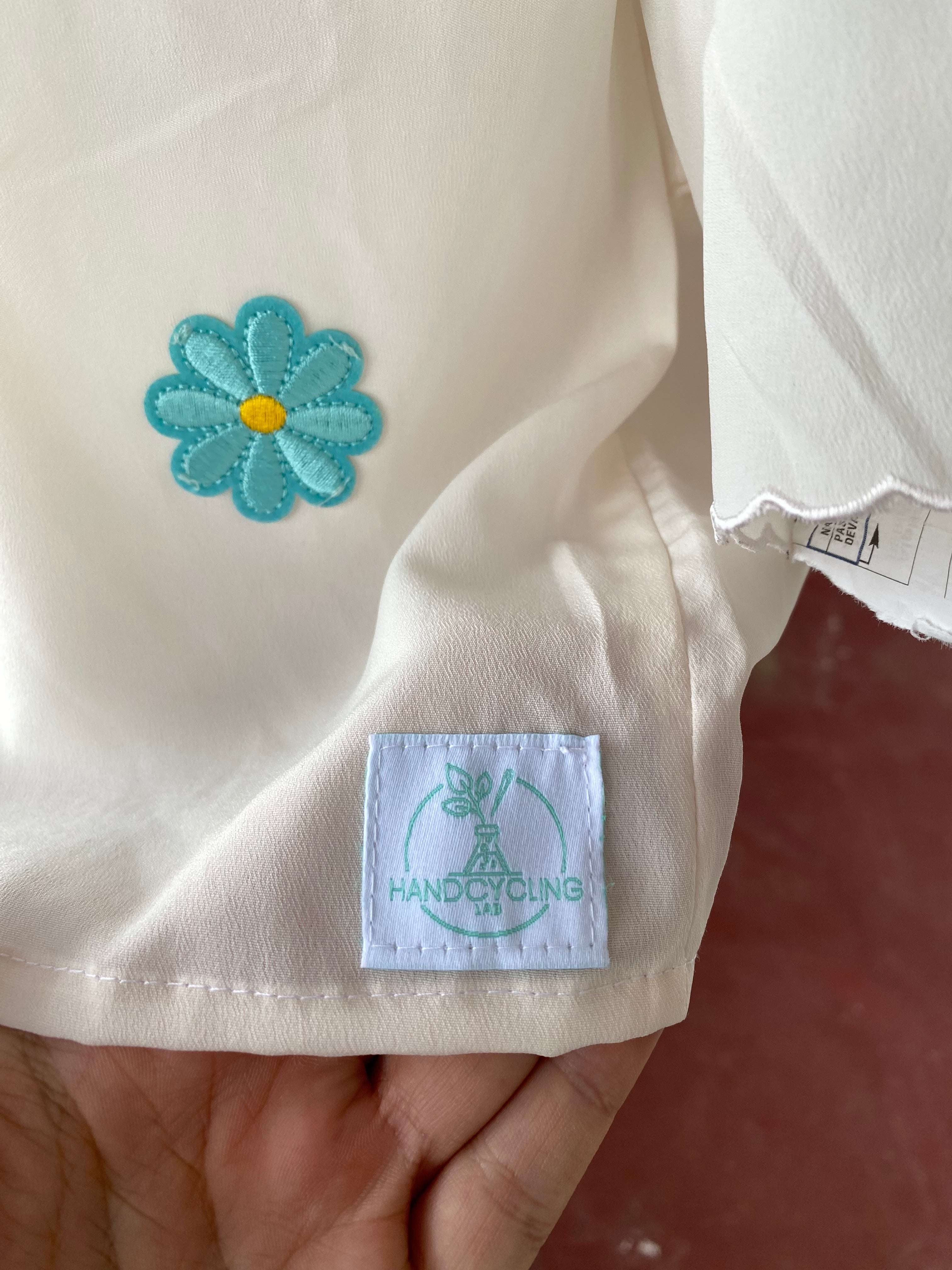 Cropped • T.34 à 38 • Chemise crop top blanche avec broderies rose claires et fleurs bleues
