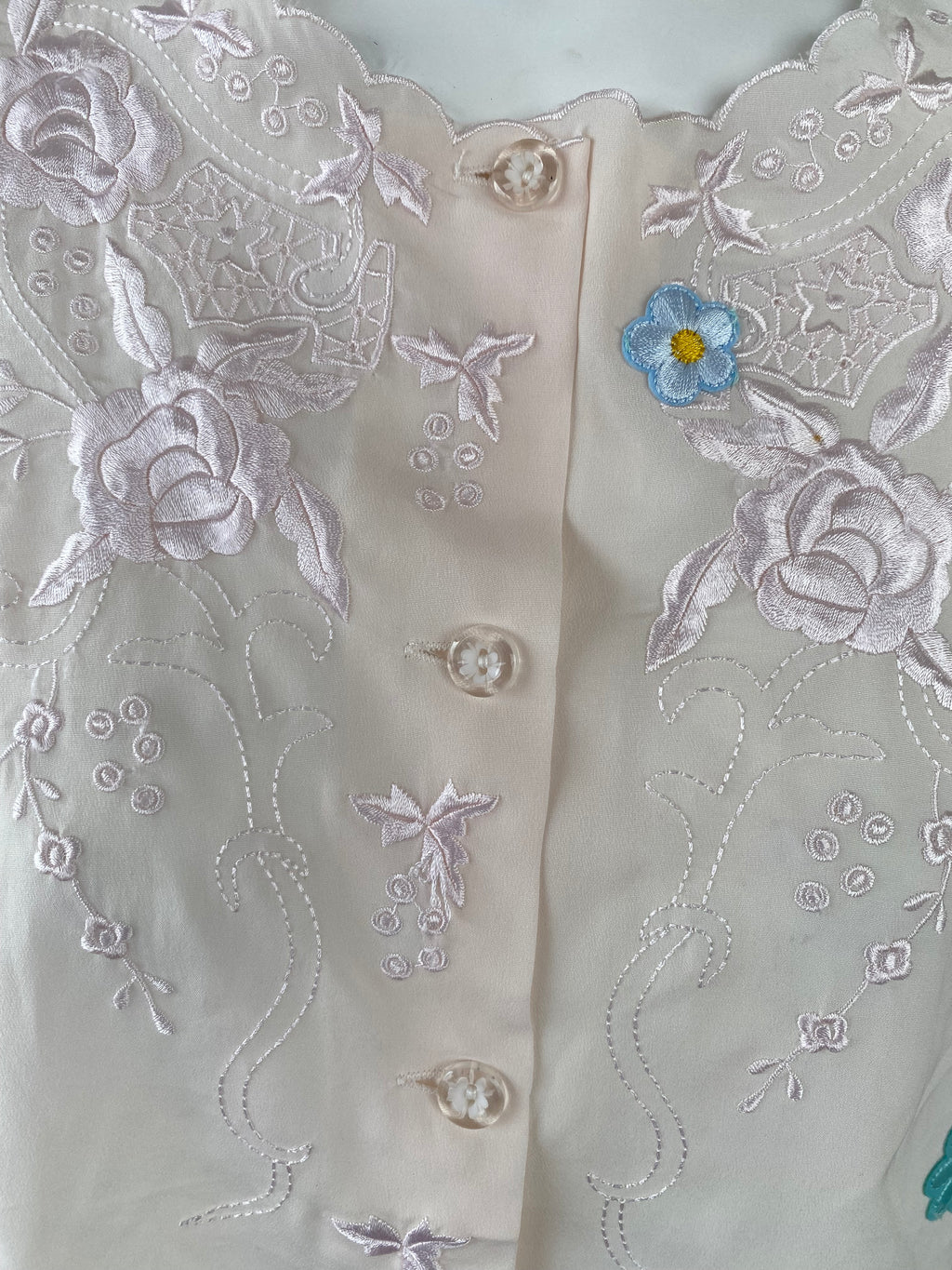 Cropped • T.34 à 38 • Chemise crop top blanche avec broderies rose claires et fleurs bleues