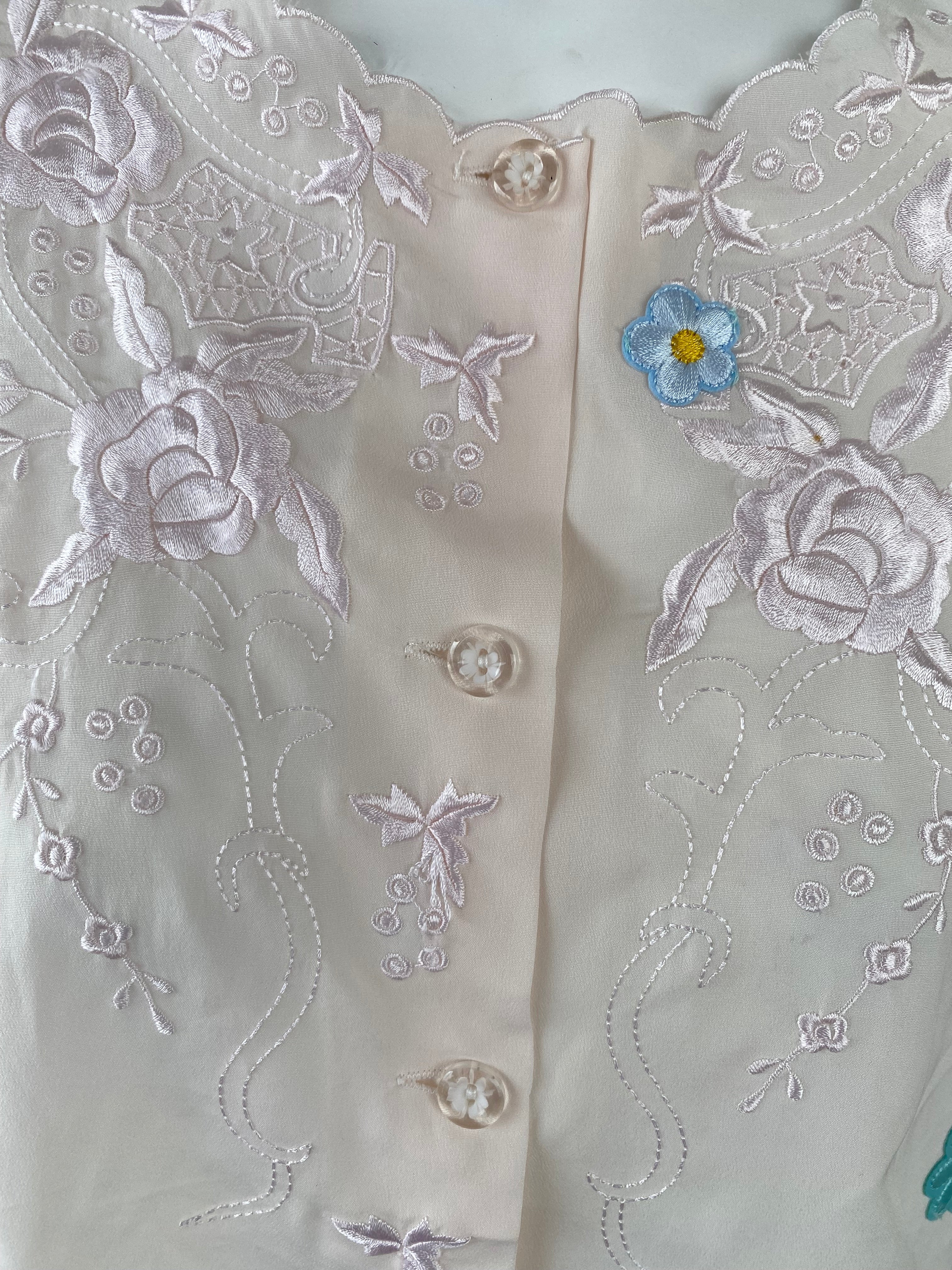 Cropped • T.34 à 38 • Chemise crop top blanche avec broderies rose claires et fleurs bleues
