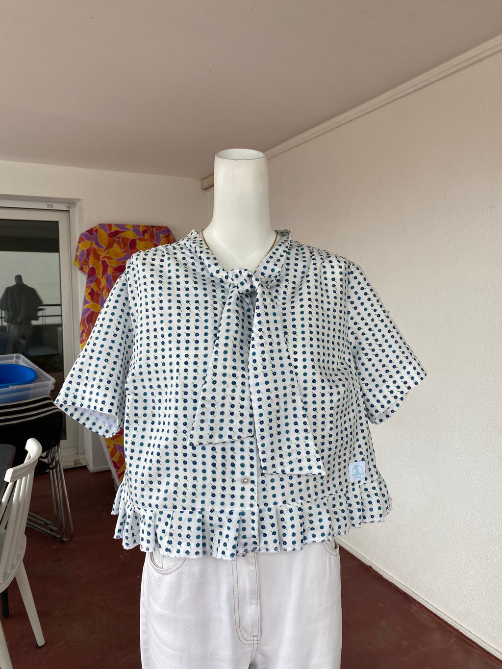Froufrou • T. 38 à 40   • Chemise crop top motifs fleurs bleues et noeud devant