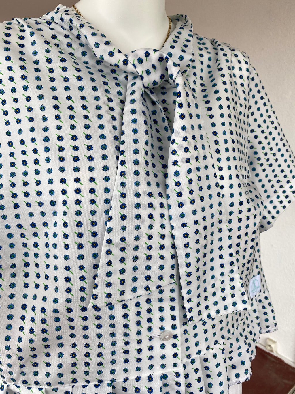 Froufrou • T. 38 à 40   • Chemise crop top motifs fleurs bleues et noeud devant