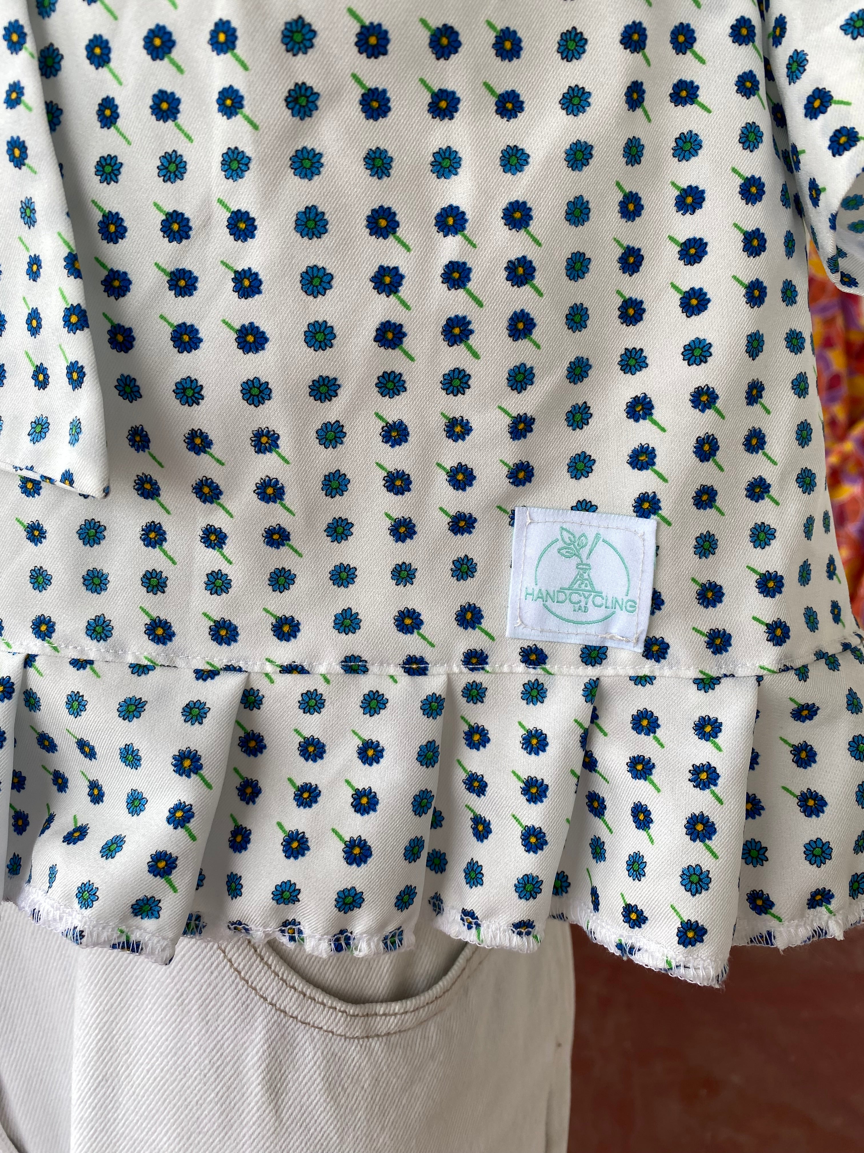 Froufrou • T. 38 à 40   • Chemise crop top motifs fleurs bleues et noeud devant