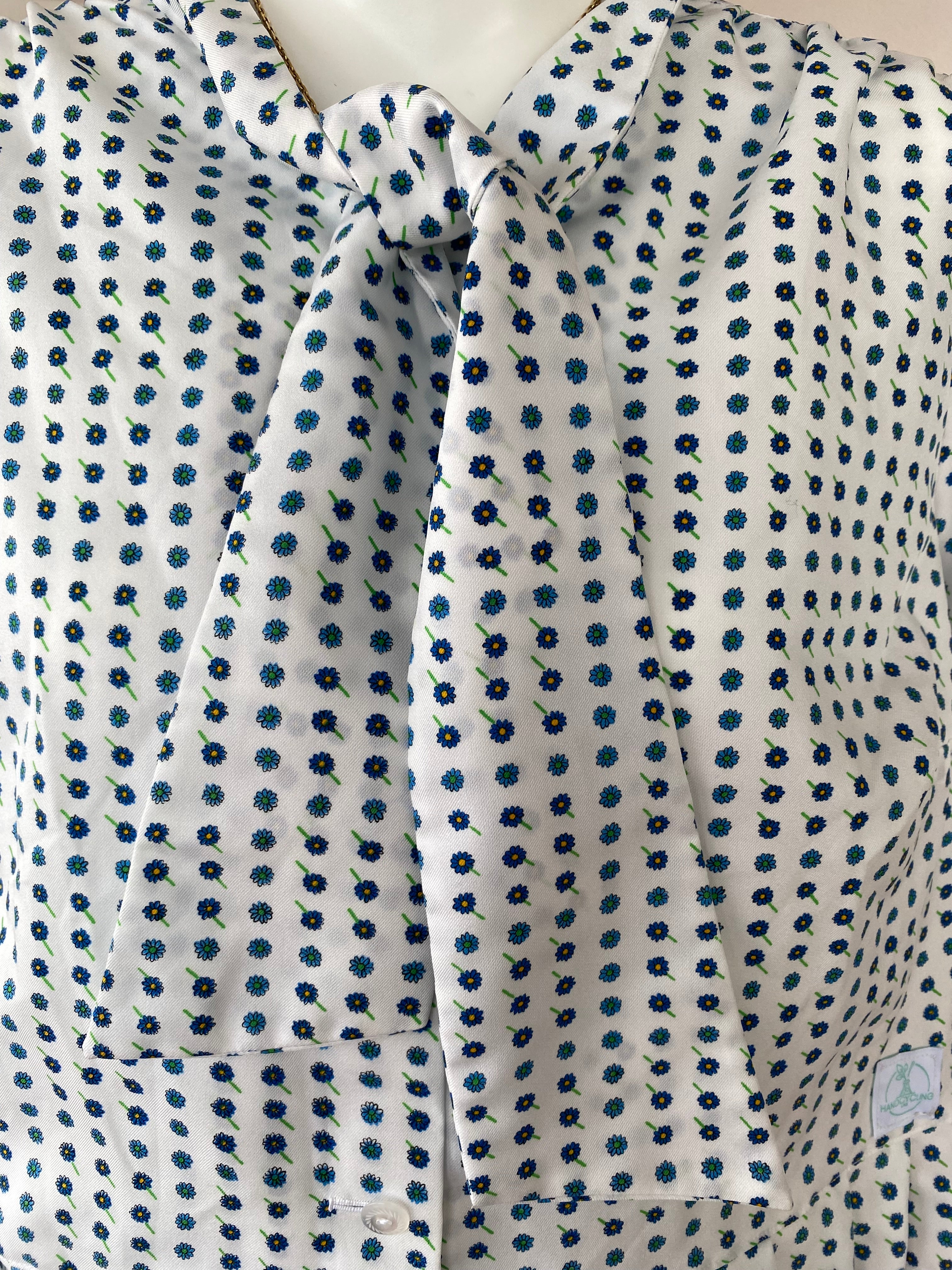 Froufrou • T. 38 à 40   • Chemise crop top motifs fleurs bleues et noeud devant