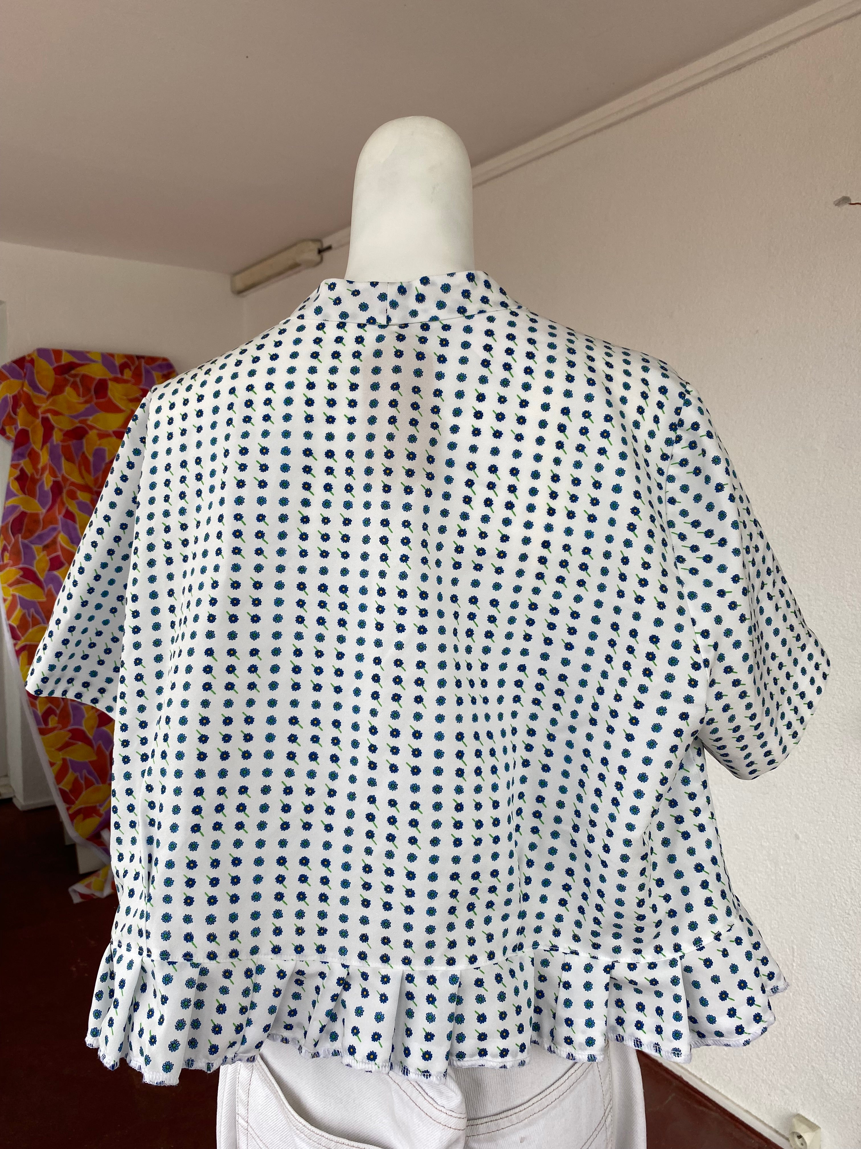 Froufrou • T. 38 à 40   • Chemise crop top motifs fleurs bleues et noeud devant