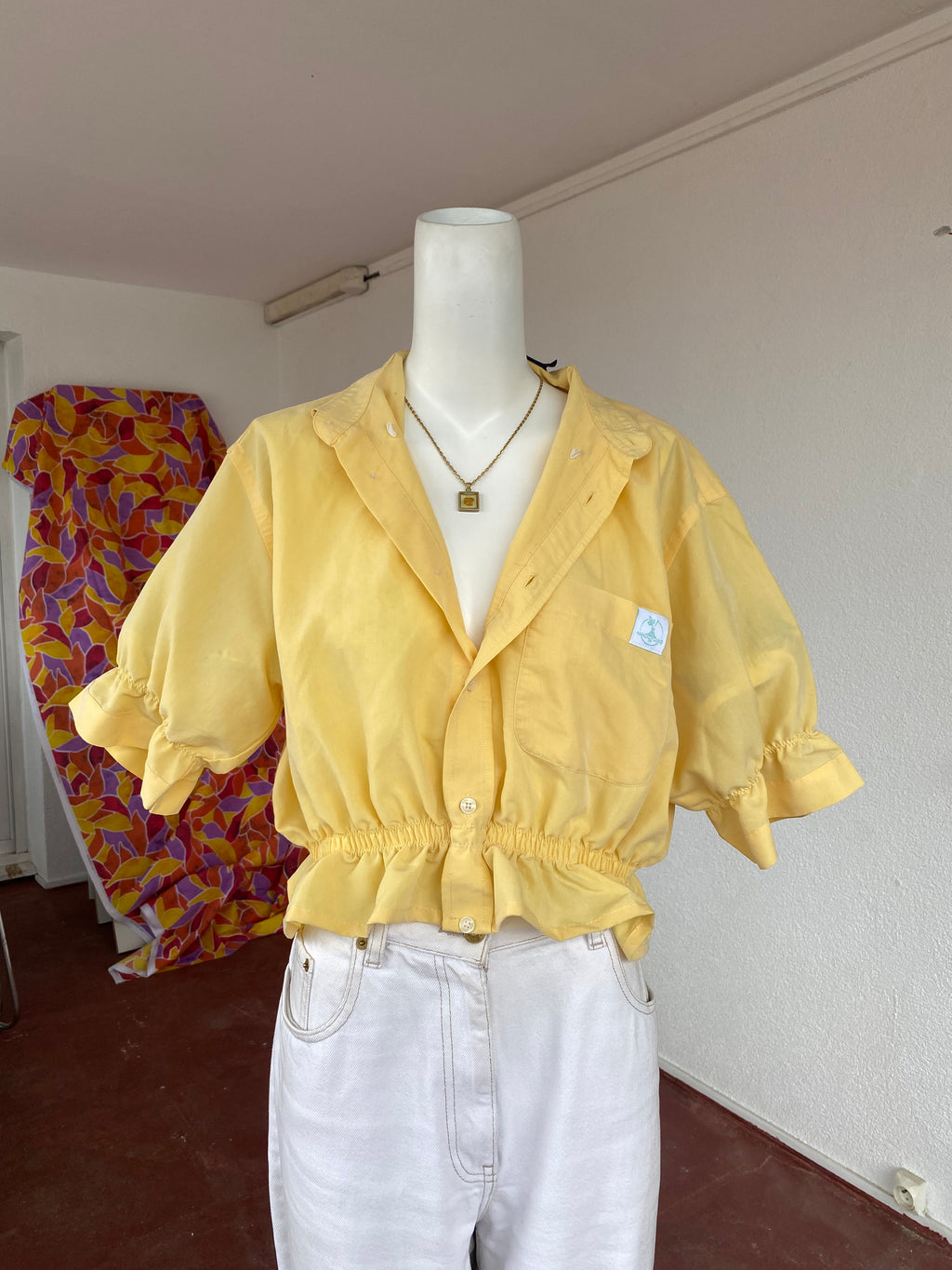Intemporelle • T. 36 à 42 • Chemise crop top bouffante jaune