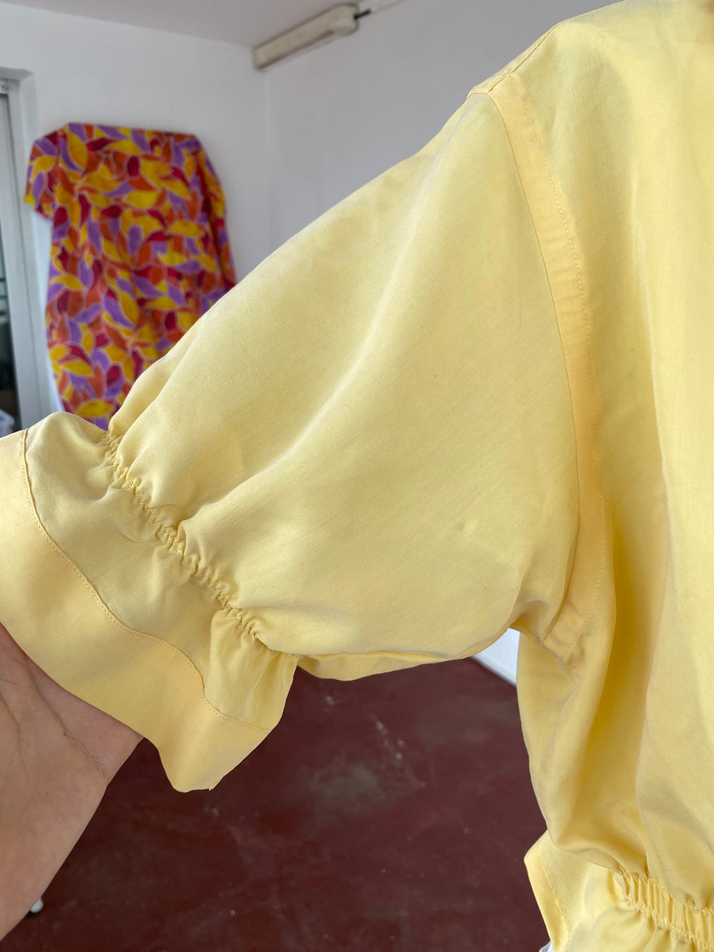 Intemporelle • T. 36 à 42 • Chemise crop top bouffante jaune