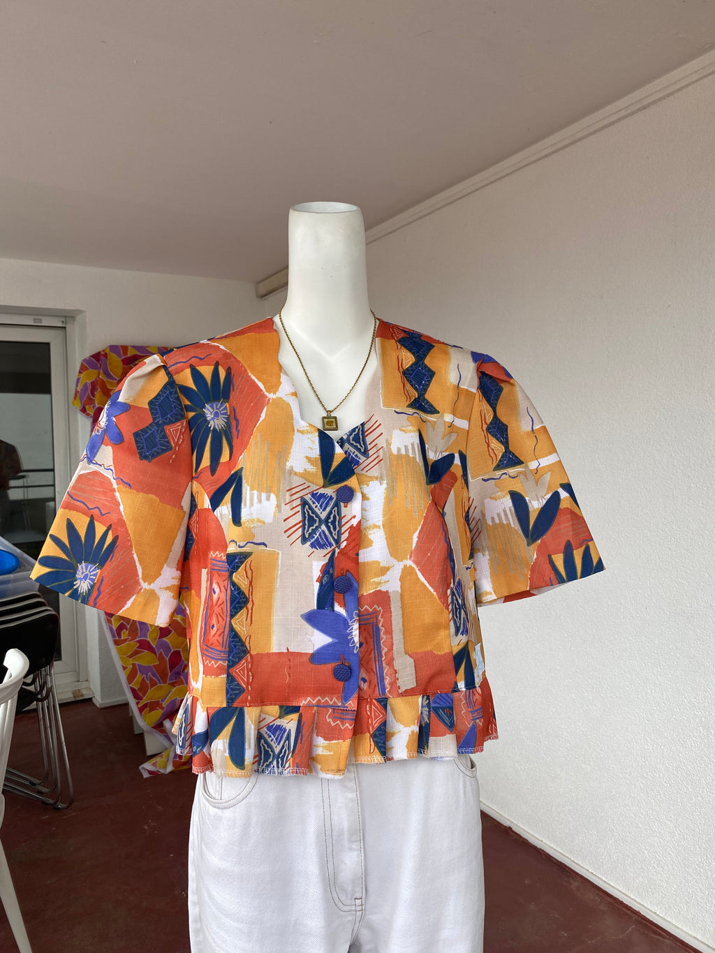 Froufrou • T. 36 à 38 • Chemise crop top orange et bleue motifs
