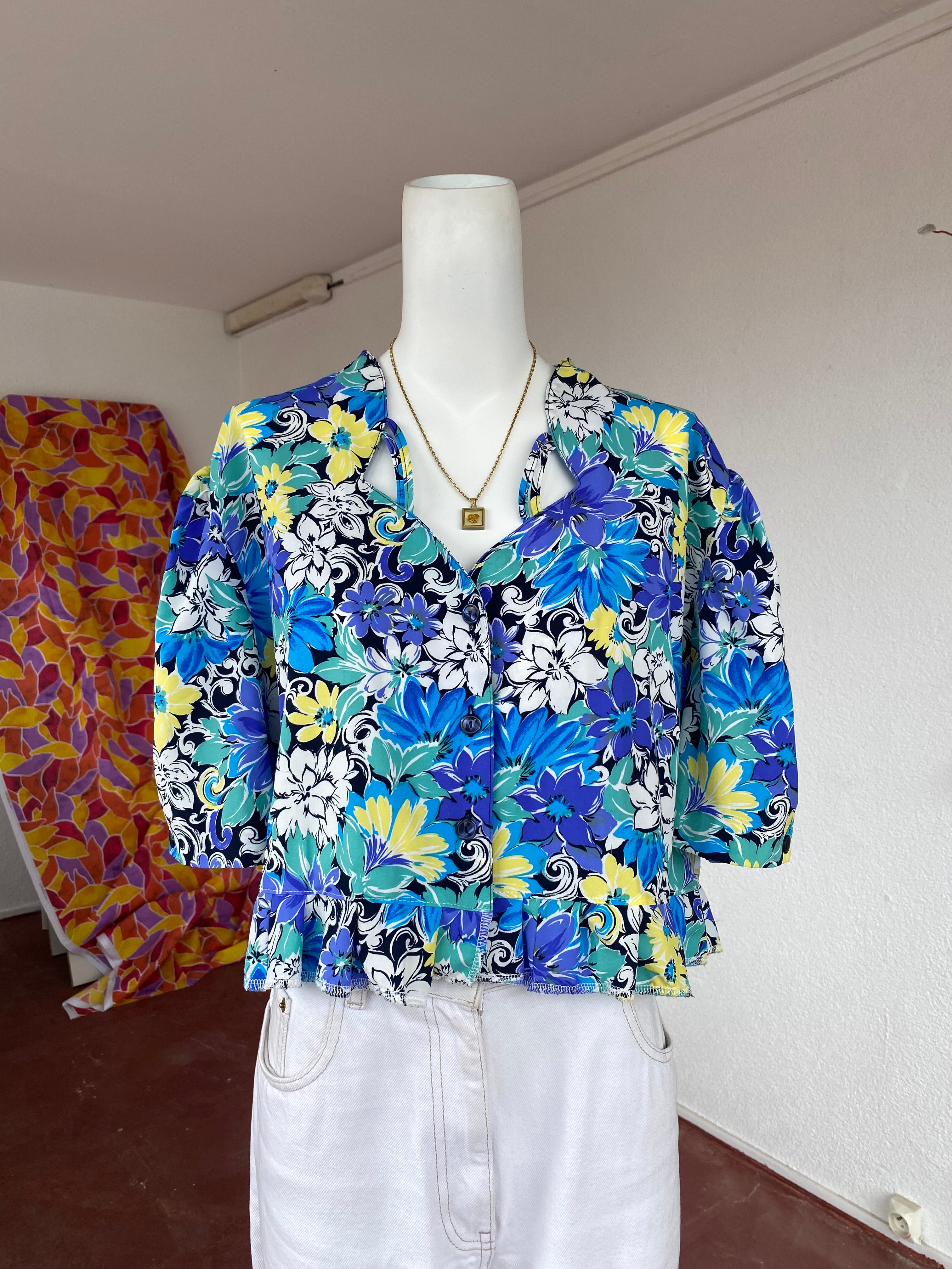 .Froufrou • T. 38  à 44 • Chemise crop top bleue, blanche et jaune fleurie