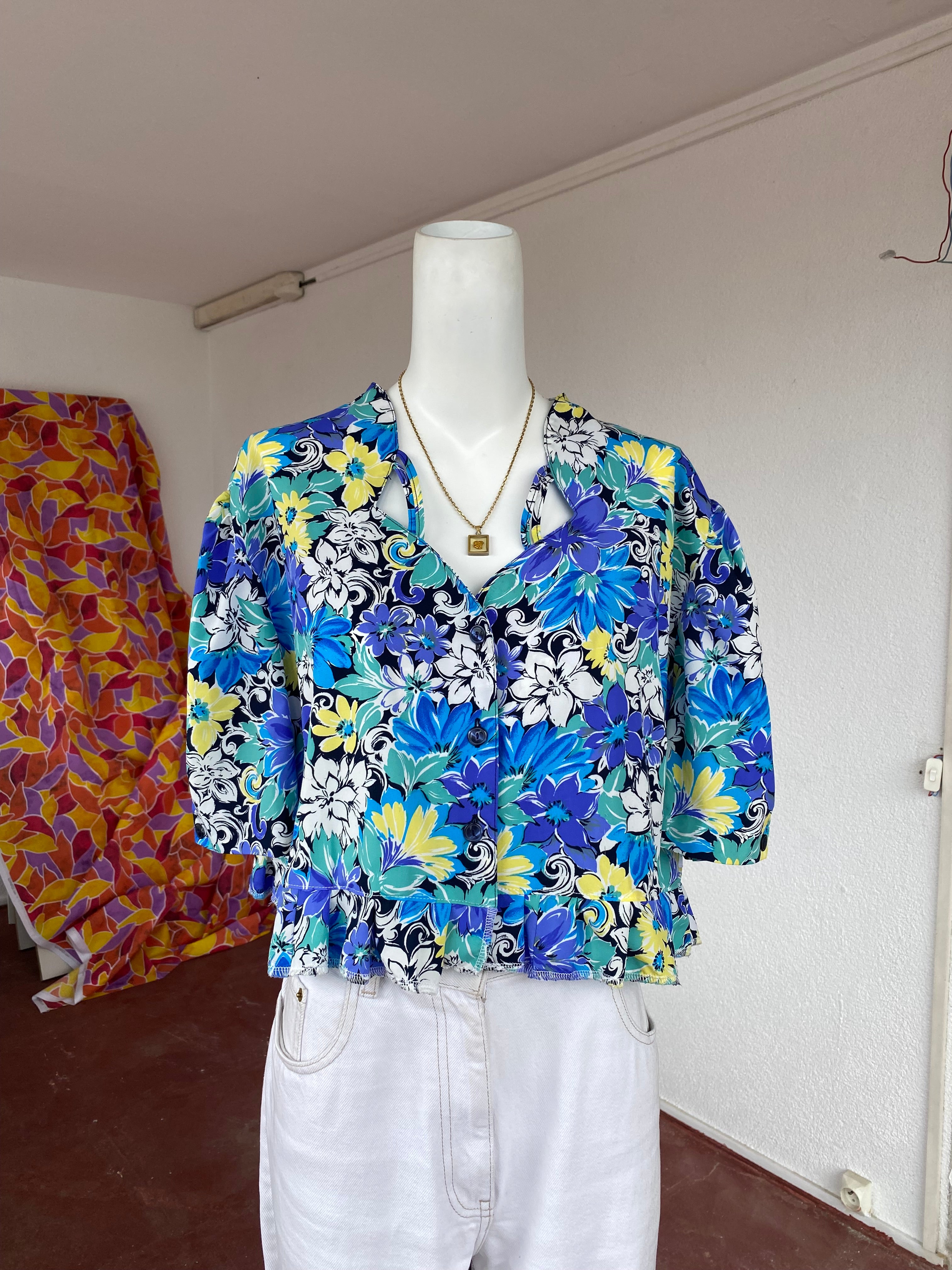 .Froufrou • T. 38  à 44 • Chemise crop top bleue, blanche et jaune fleurie