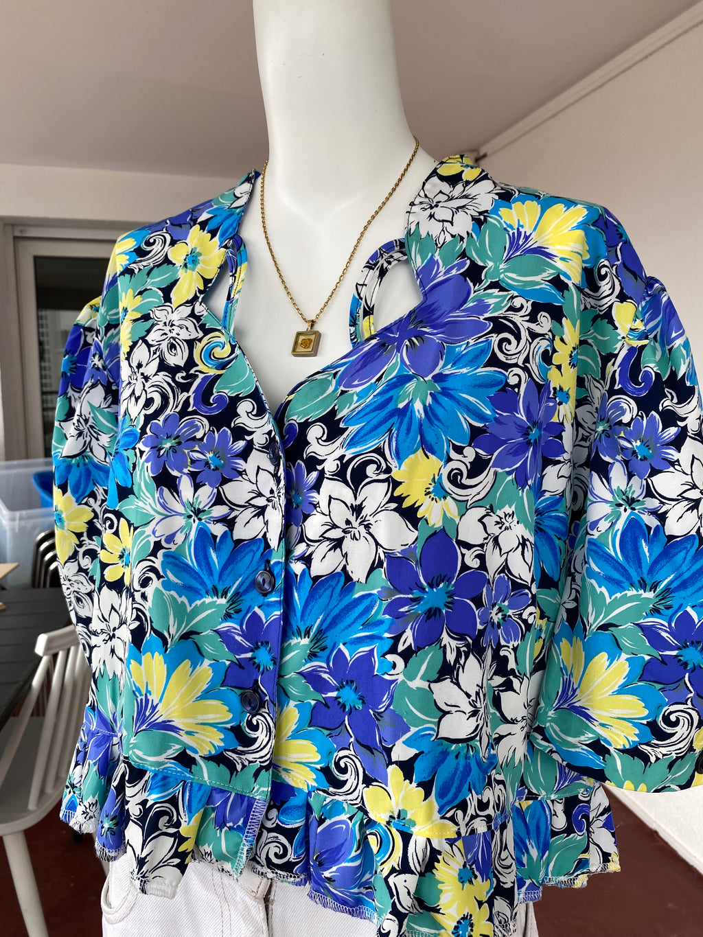 .Froufrou • T. 38  à 44 • Chemise crop top bleue, blanche et jaune fleurie