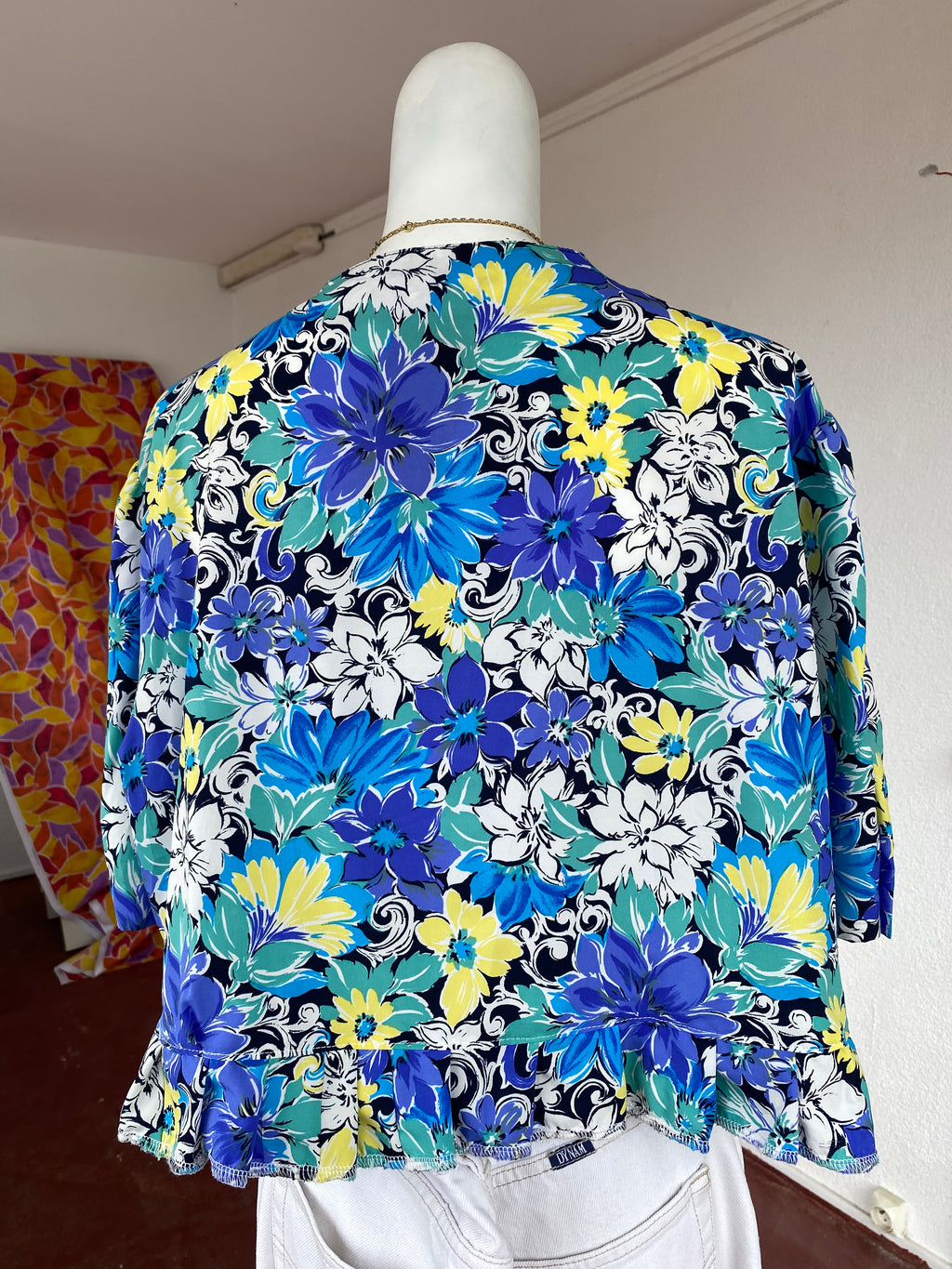 .Froufrou • T. 38  à 44 • Chemise crop top bleue, blanche et jaune fleurie