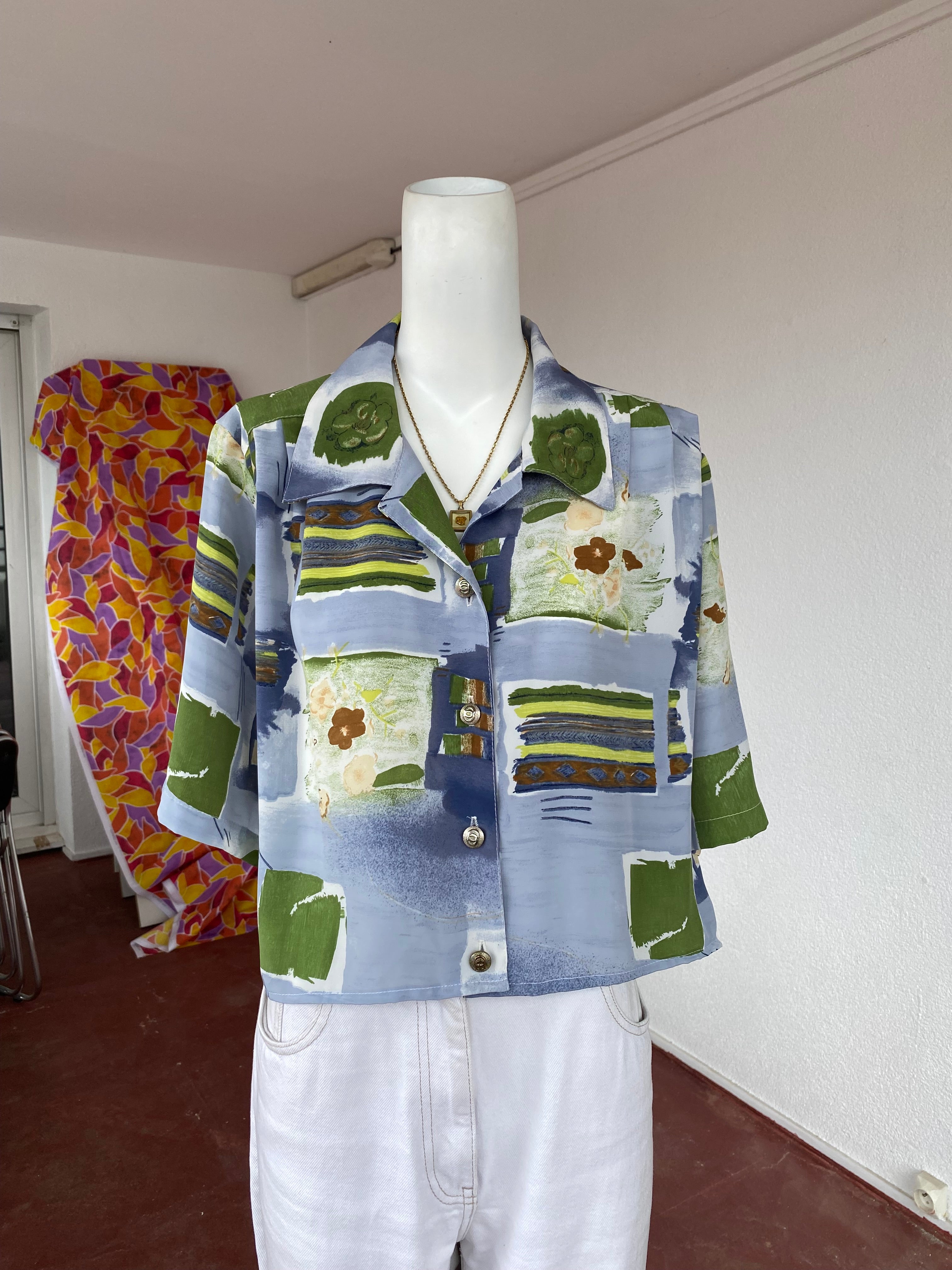 Cropped • T. 38  à 44 • Chemise crop top bleue et verte à motifs