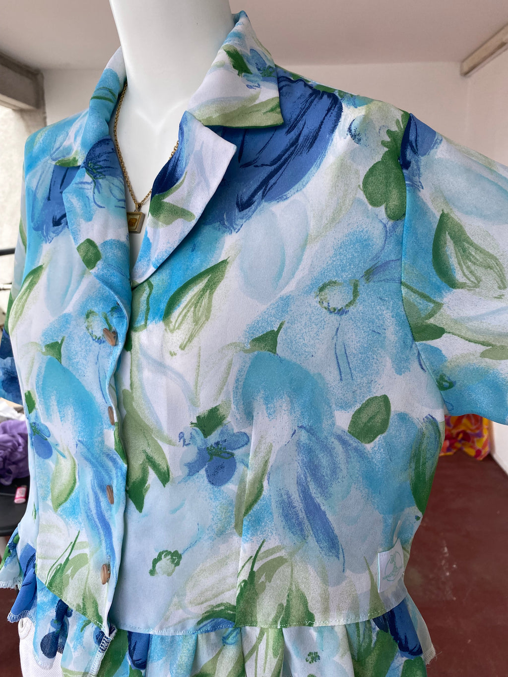 Froufrou • T. 34 à 38 • Chemise crop top bleue et blanche fleurie