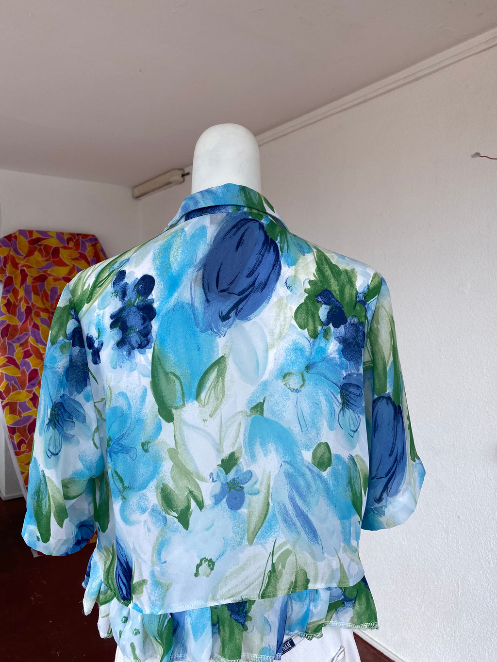Froufrou • T. 34 à 38 • Chemise crop top bleue et blanche fleurie