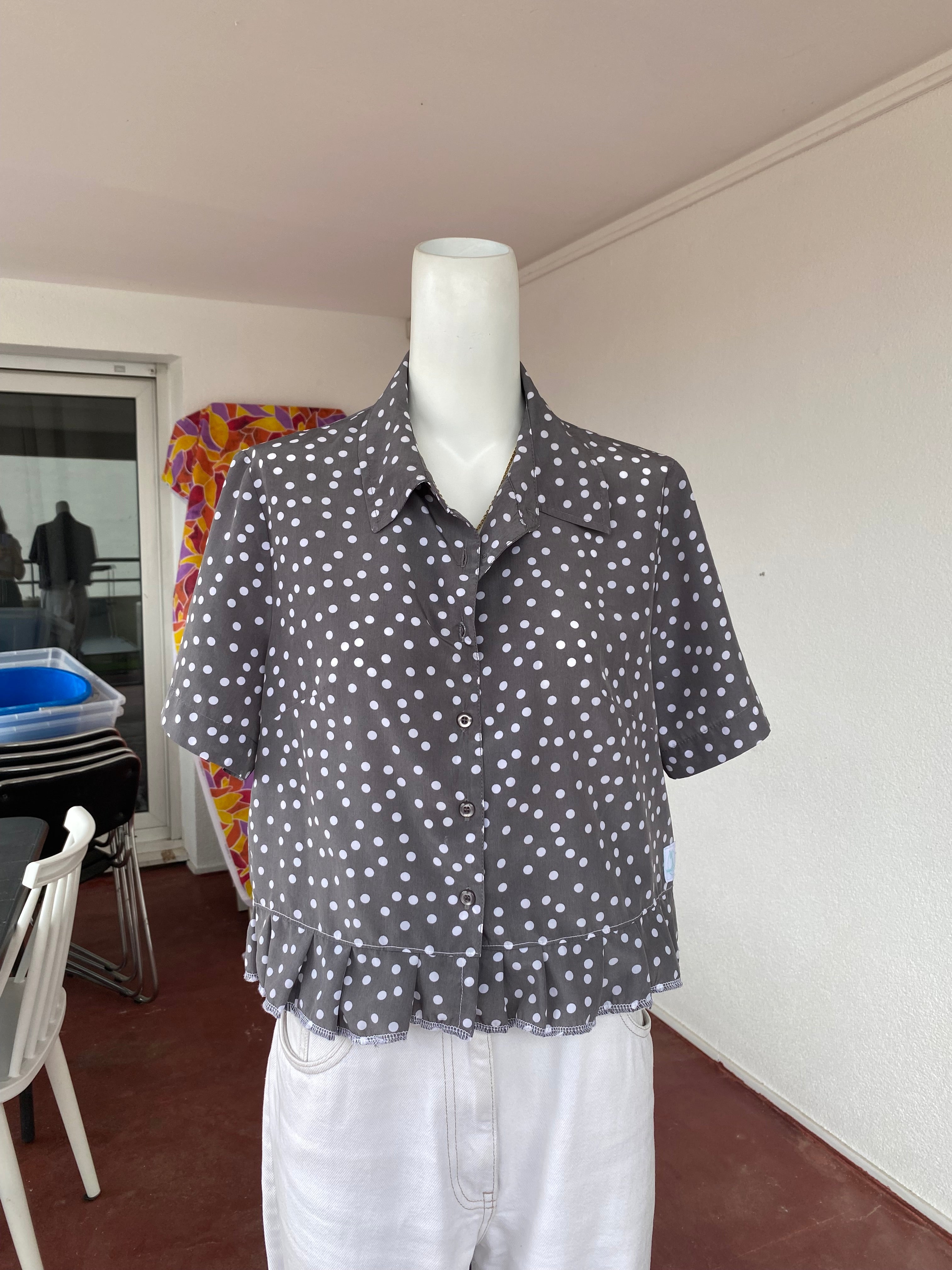 Froufrou • T. 32 à 36 • Chemise crop top grise à pois blanc