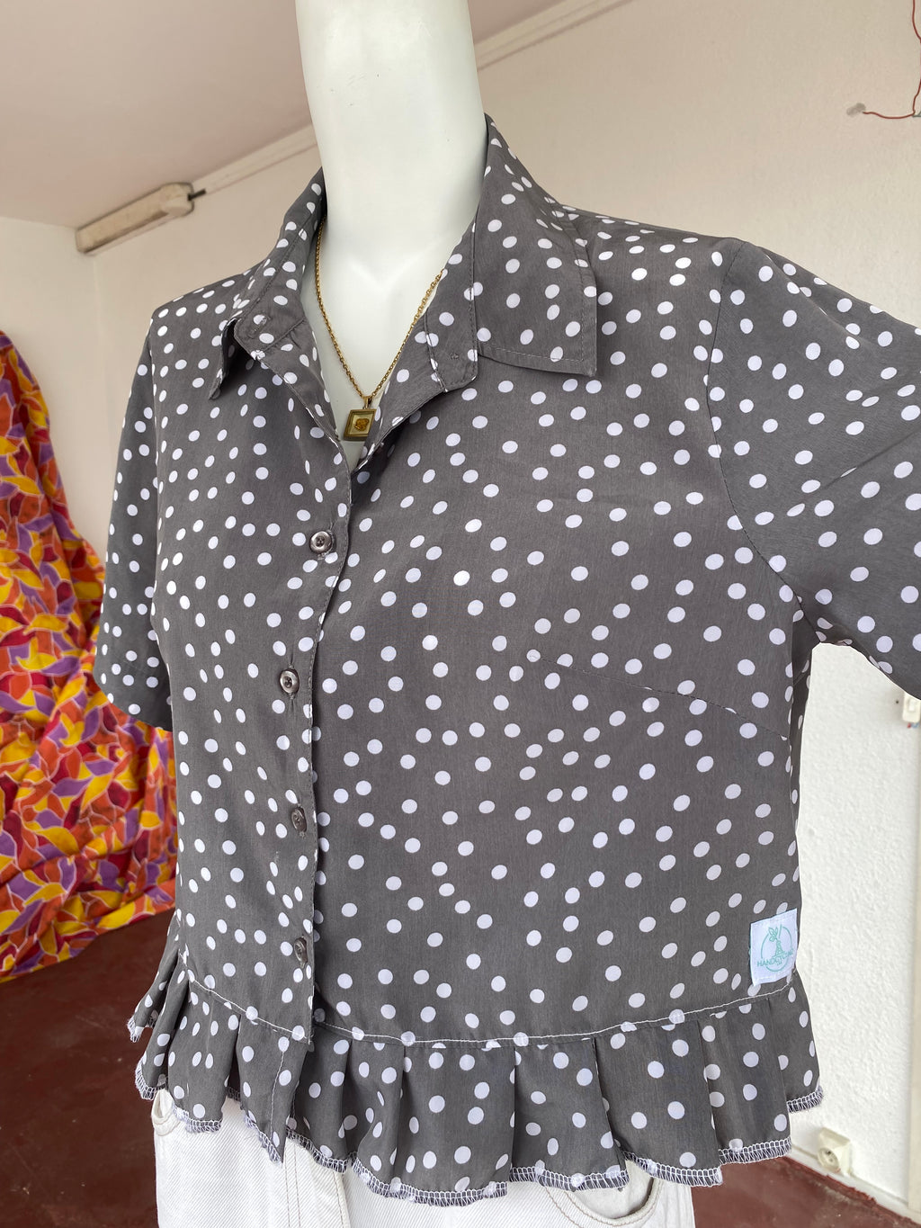 Froufrou • T. 32 à 36 • Chemise crop top grise à pois blanc
