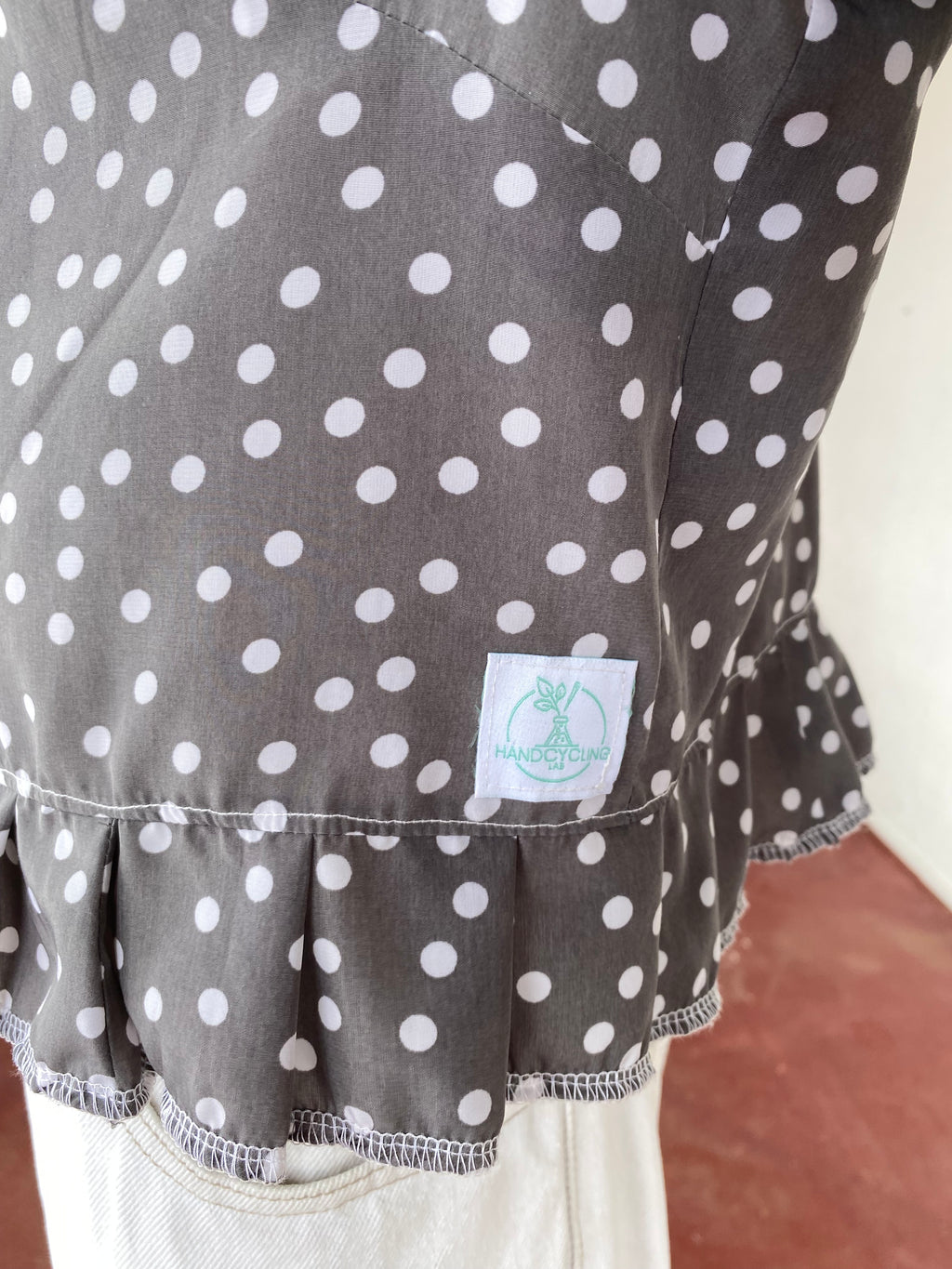 Froufrou • T. 32 à 36 • Chemise crop top grise à pois blanc