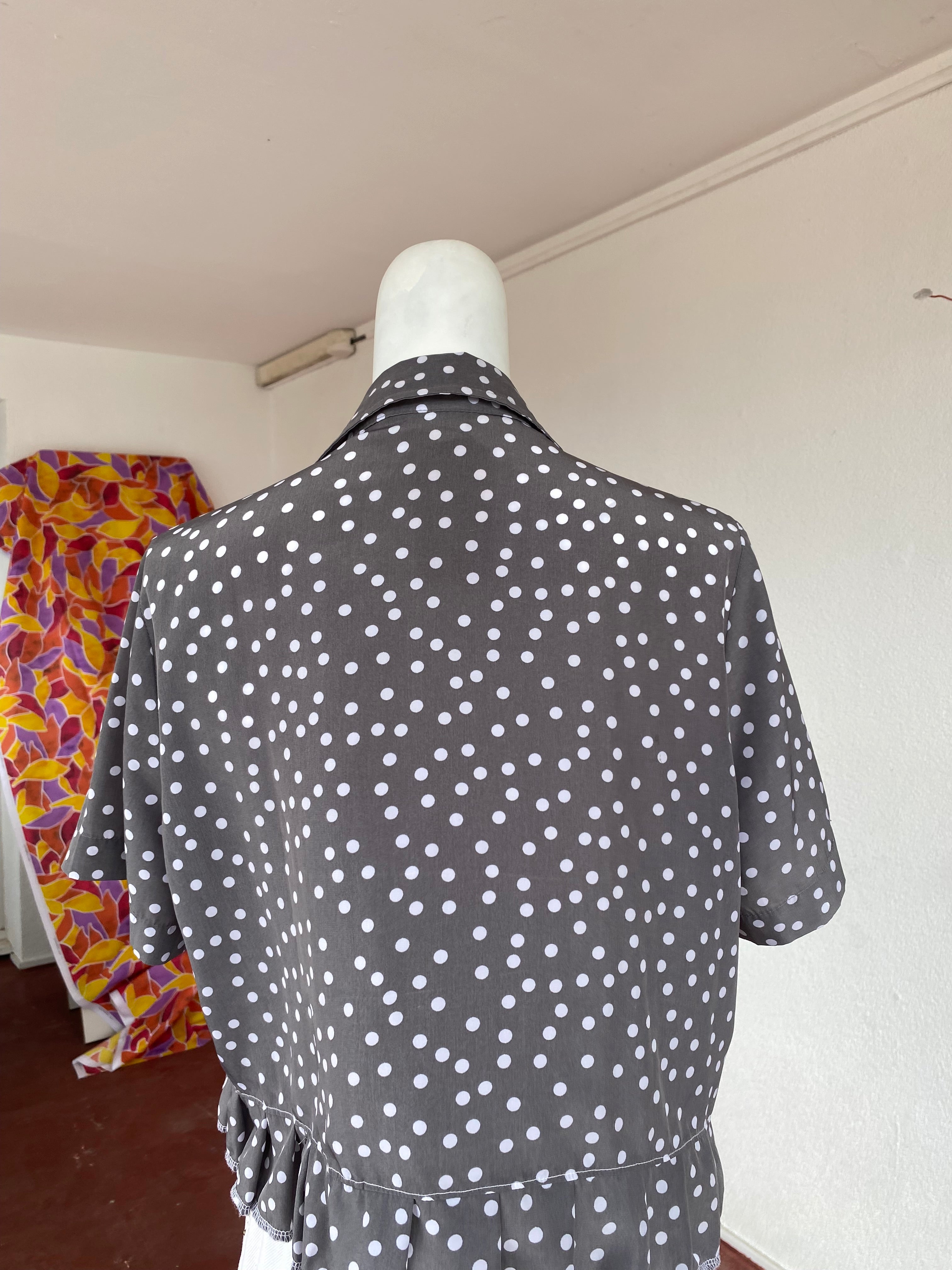 Froufrou • T. 32 à 36 • Chemise crop top grise à pois blanc
