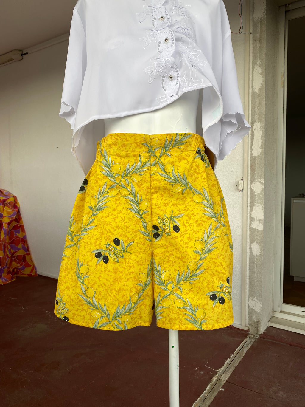 Short • Taille M • Short upcyclé motif provençal jaune citron cigales et olives