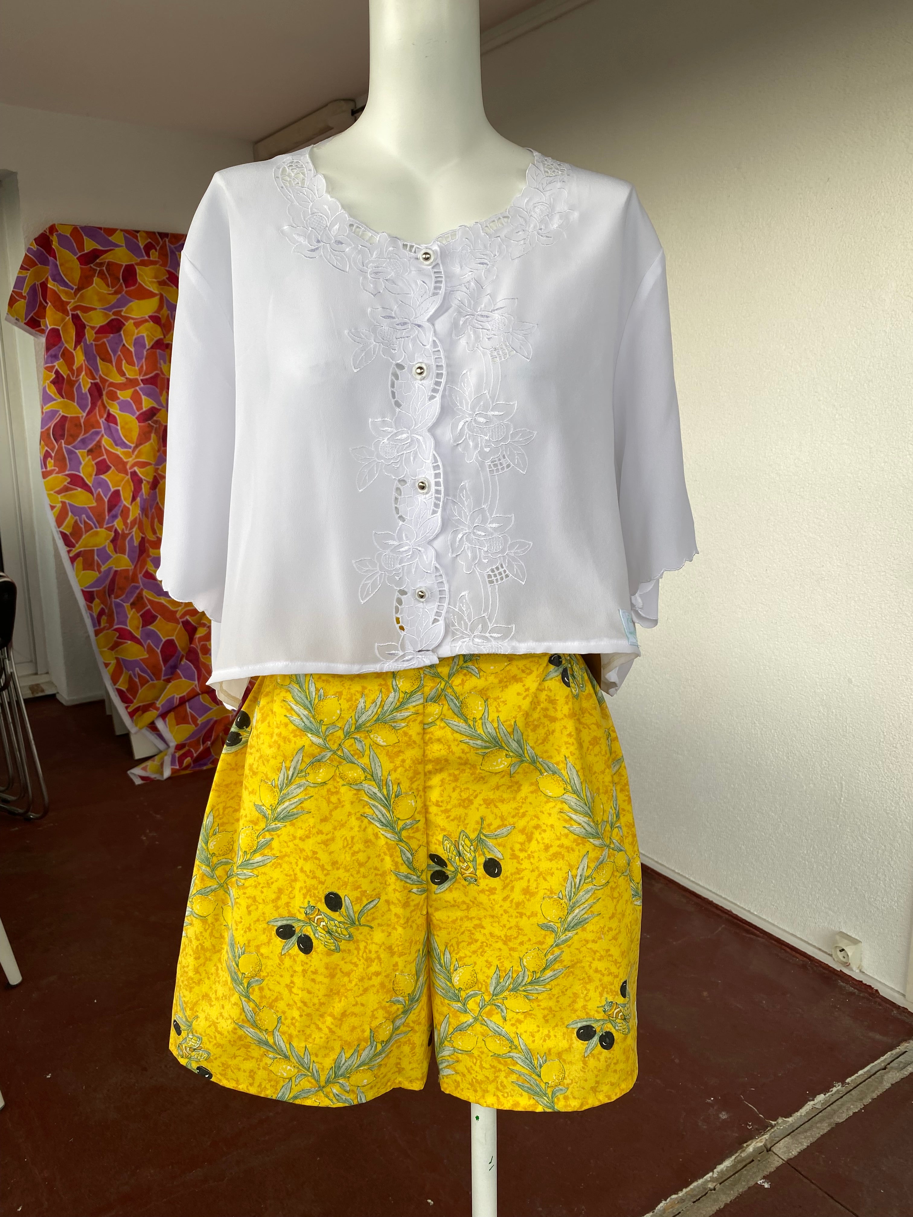 Short • Taille M • Short upcyclé motif provençal jaune citron cigales et olives